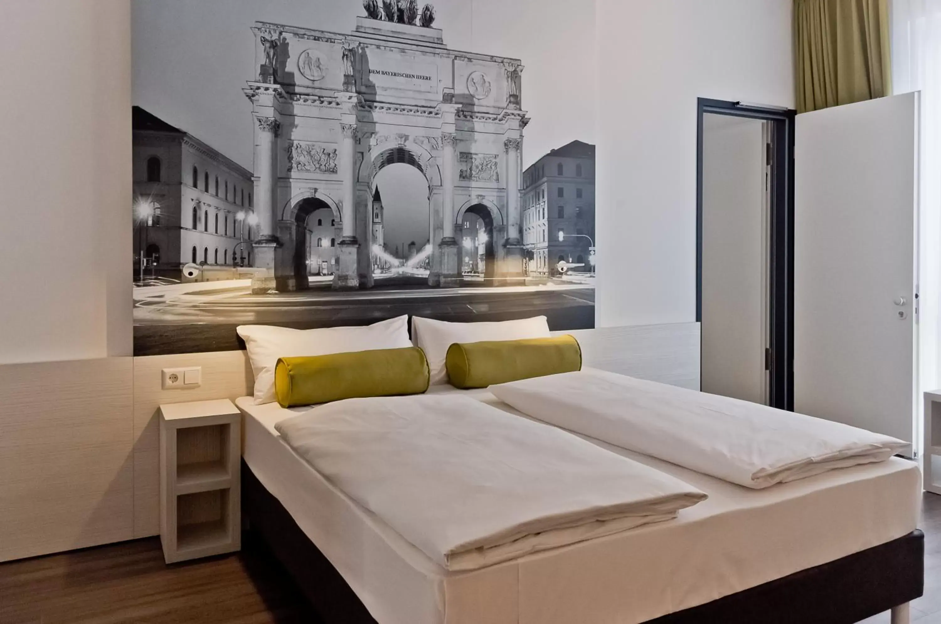 Bed, Room Photo in Super 8 by Wyndham Munich City North