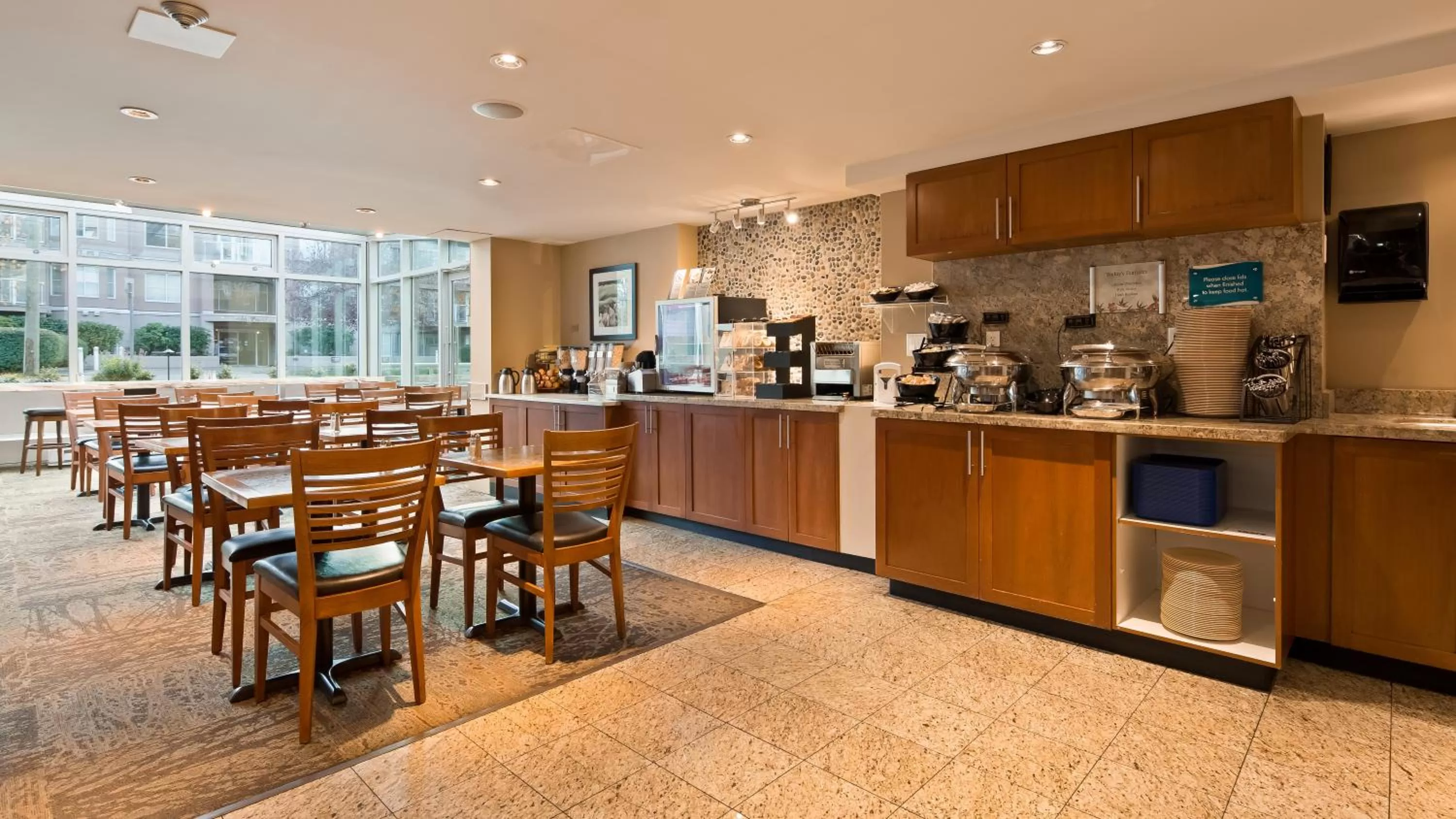 Restaurant/places to eat in Best Western PLUS Inner Harbour Hotel