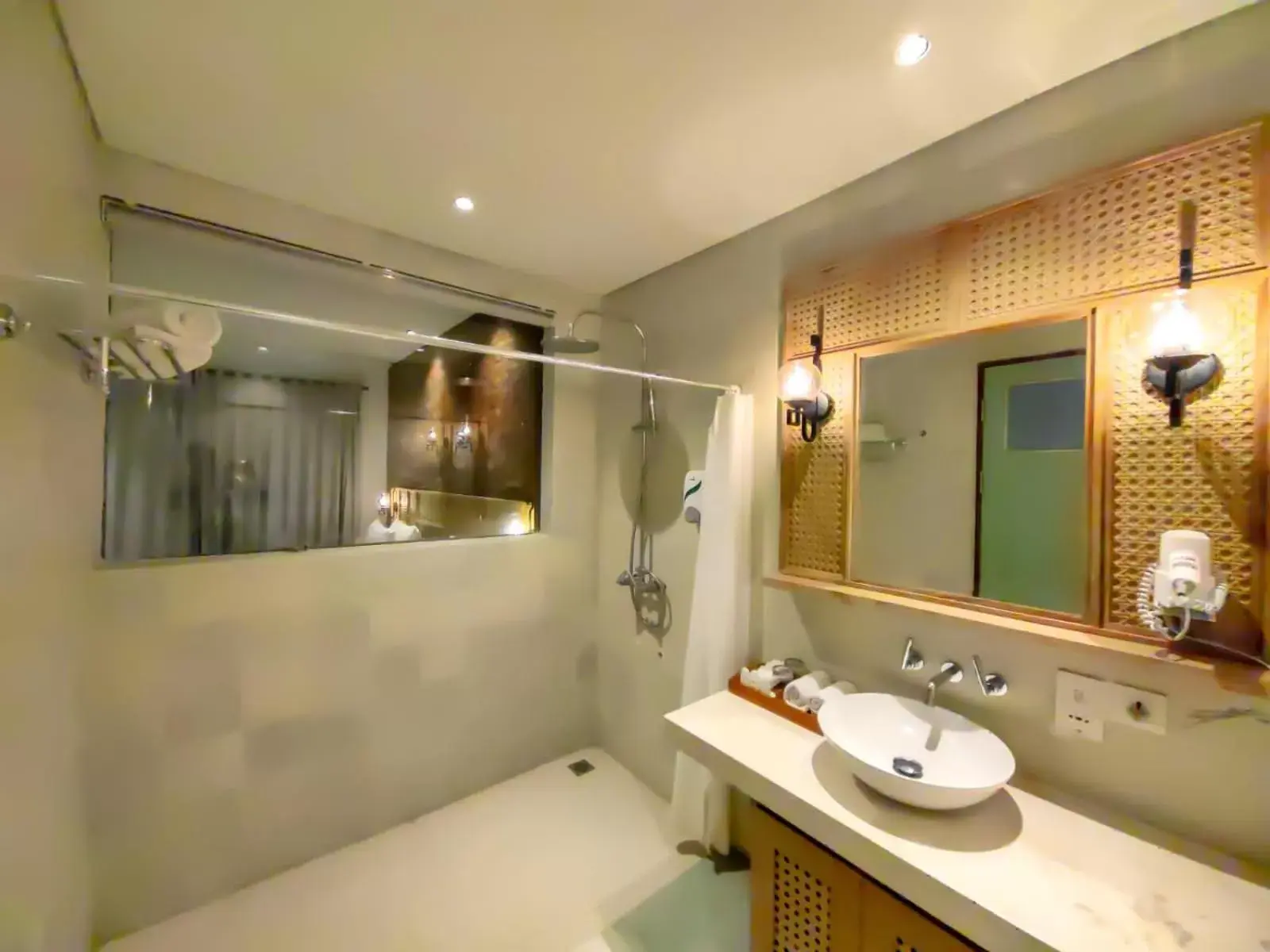 Bathroom in Fourteen Roses Boutique Hotel, Kuta