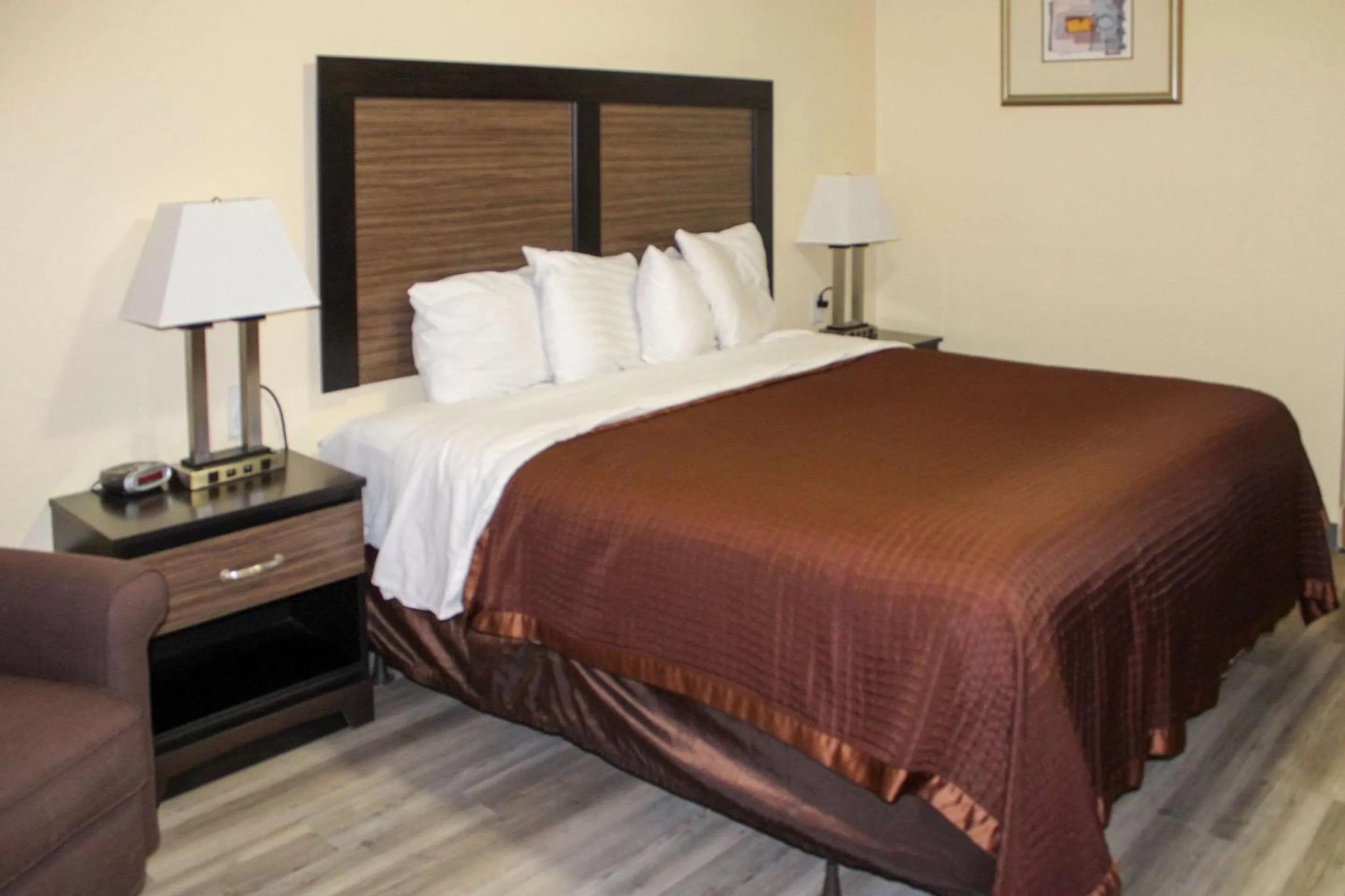 Bedroom, Bed in Rodeway Inn Medford South I-5