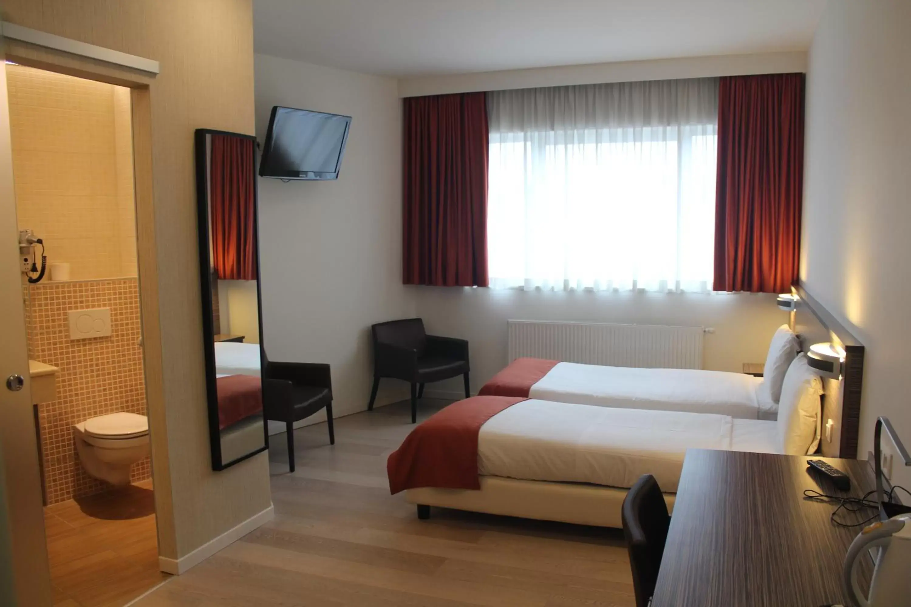 Photo of the whole room, Bed in Hotel Taormina Brussels Airport