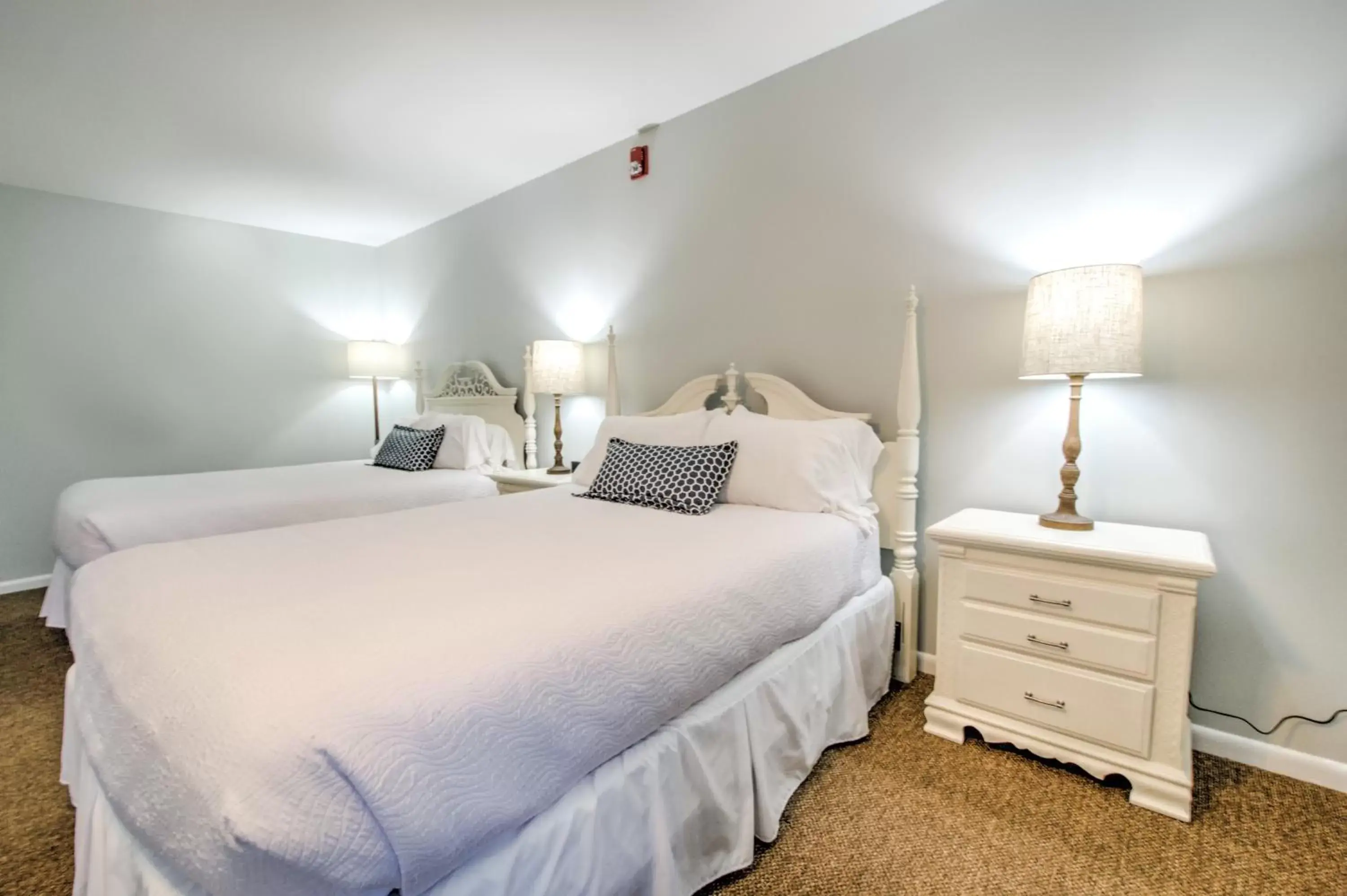 Photo of the whole room, Bed in East Shore Lodging