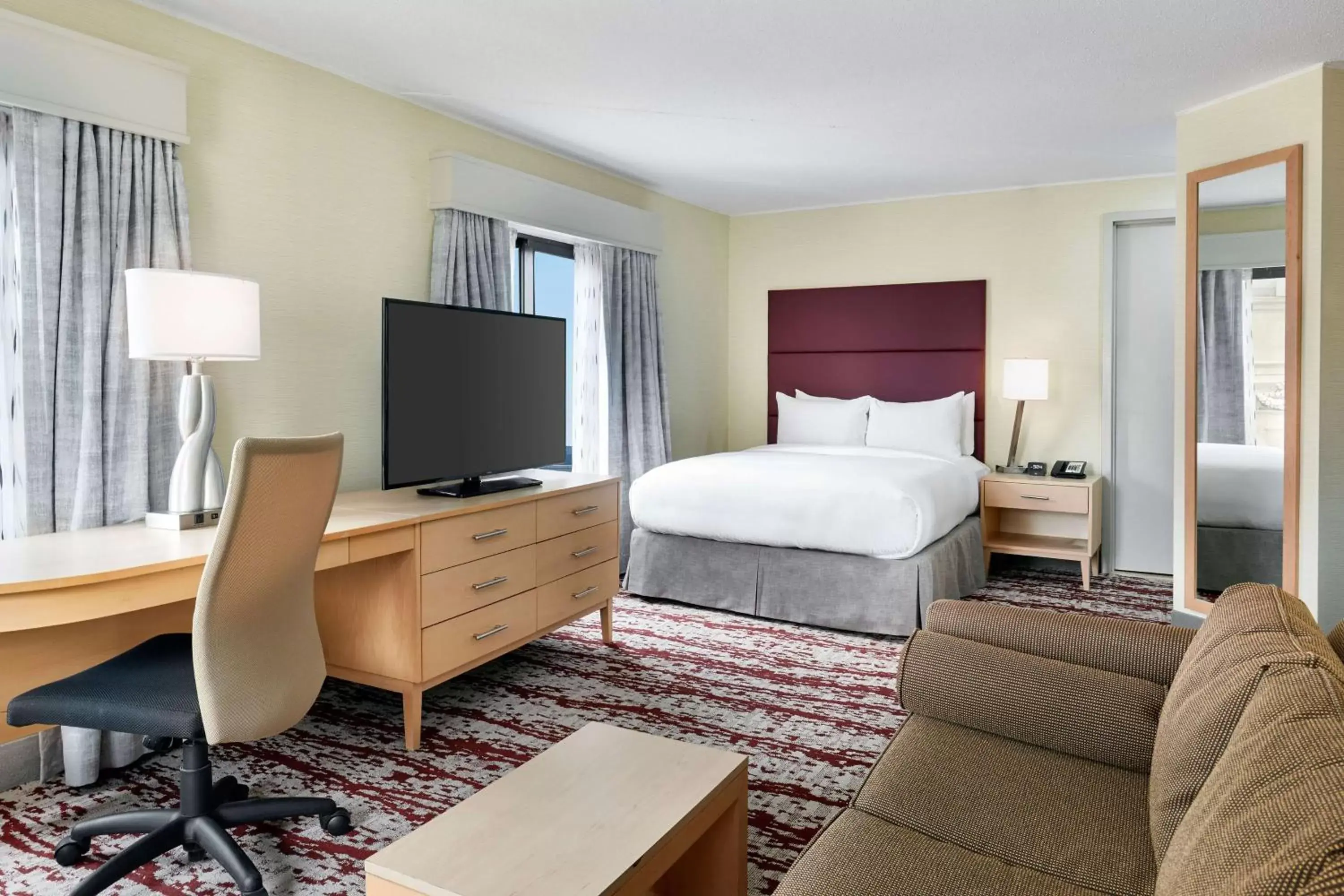 Bed, TV/Entertainment Center in DoubleTree by Hilton Philadelphia Center City