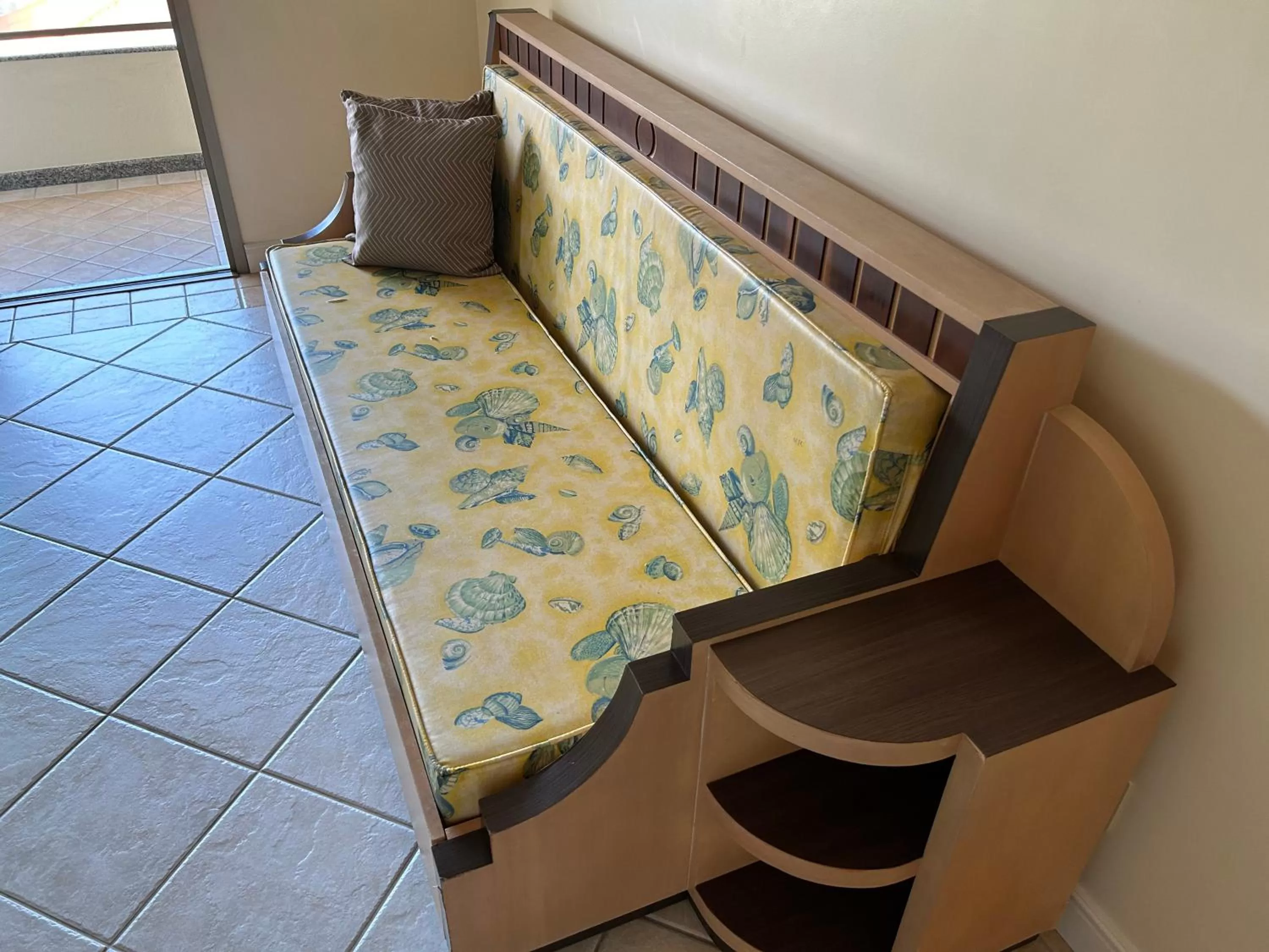 Living room, Bed in Golfinhos Apart Hotel