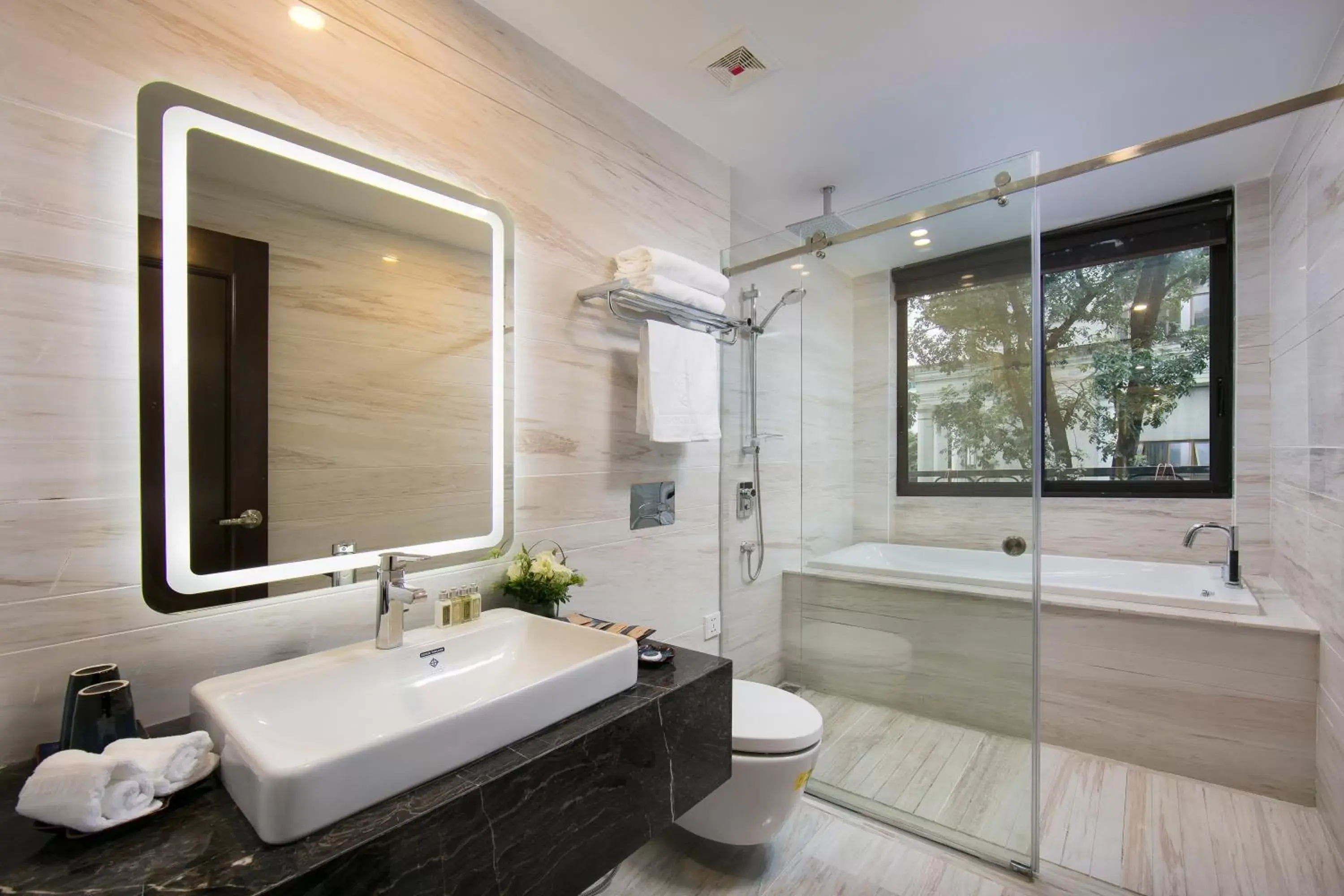 Shower, Bathroom in The Oriental Jade Hotel