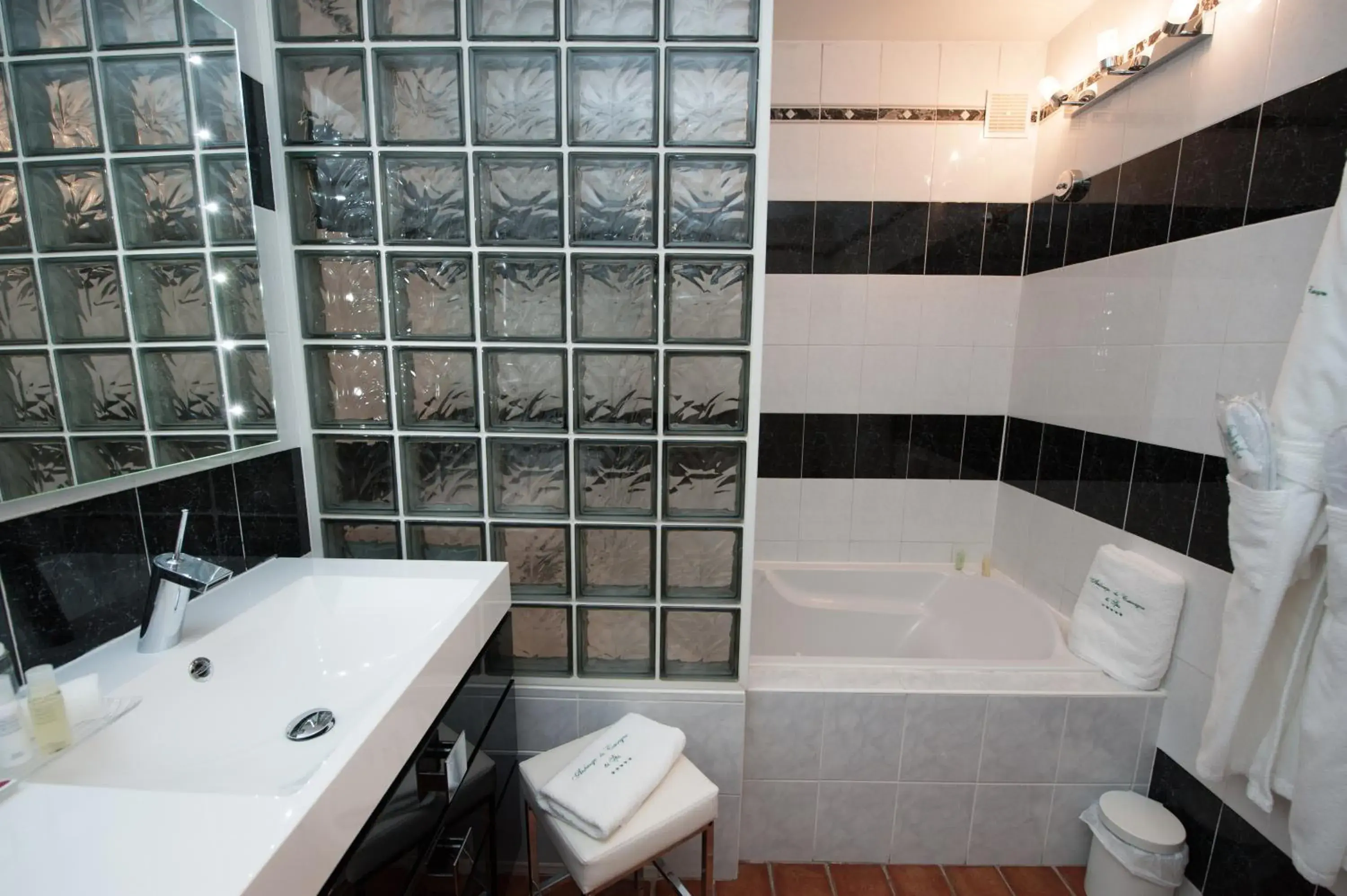Bathroom in Auberge de Cassagne & Spa