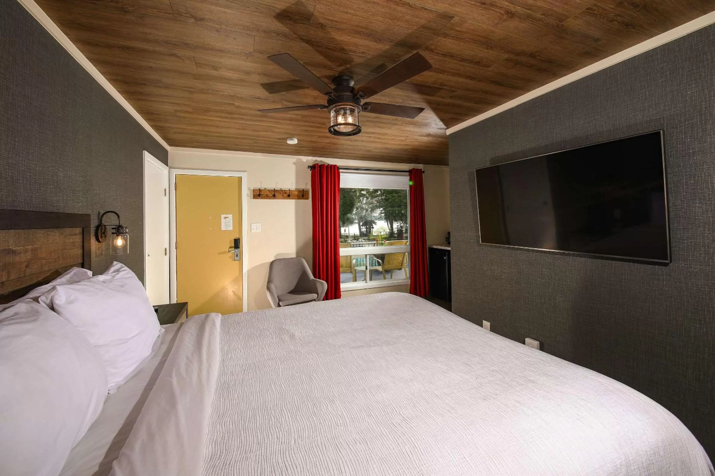 Queen Room with Lake View - Non-Smoking in Bayview Wildwood Resort, Ascend Hotel Collection