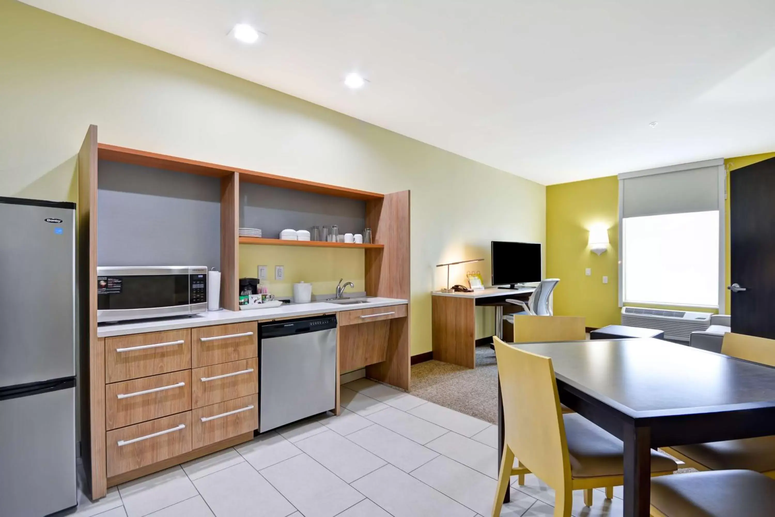 Kitchen or kitchenette, Kitchen/Kitchenette in Home2 Suites By Hilton Fort Worth Southwest Cityview