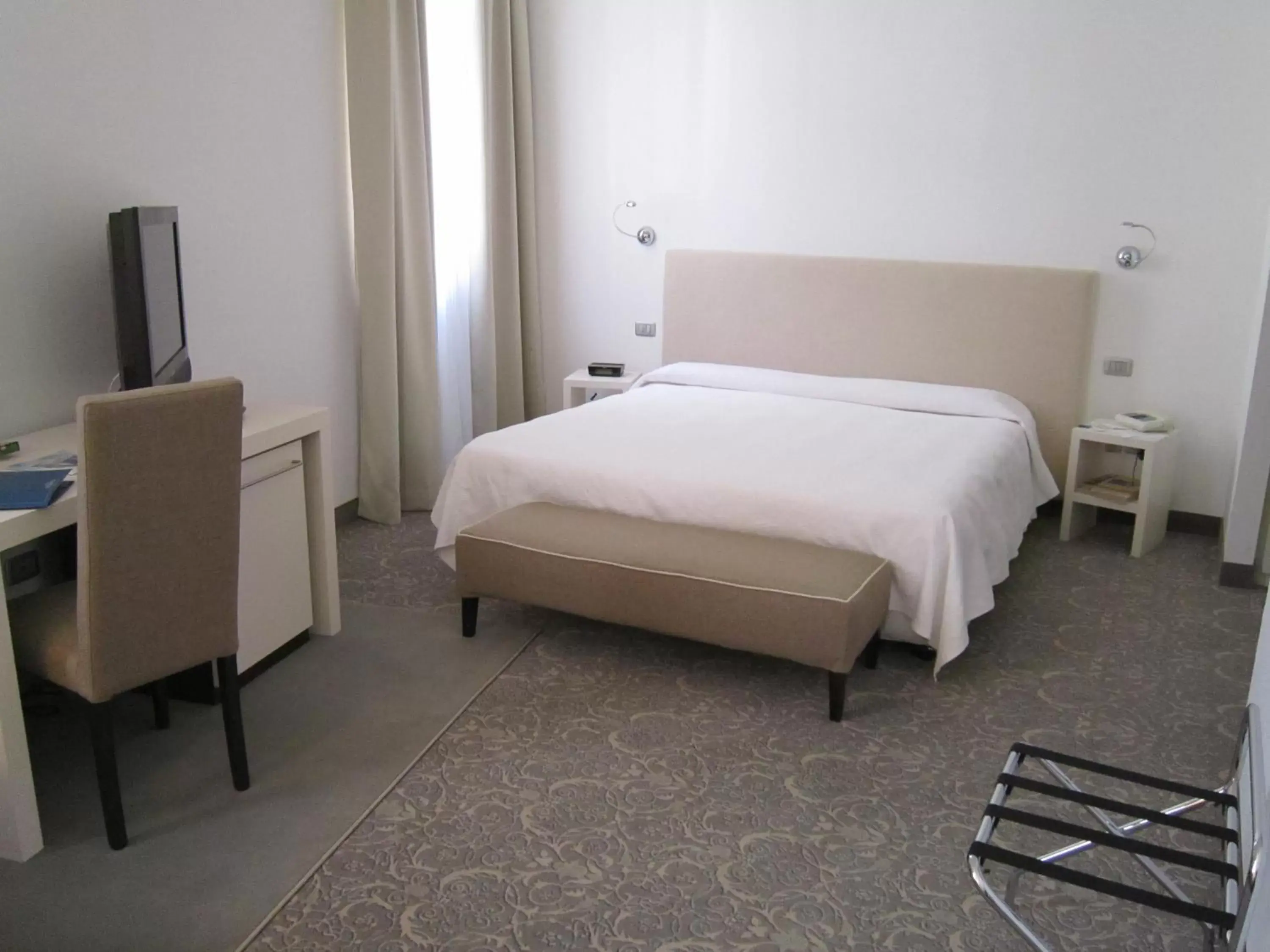 Shower, Bed in Albergo Accademia