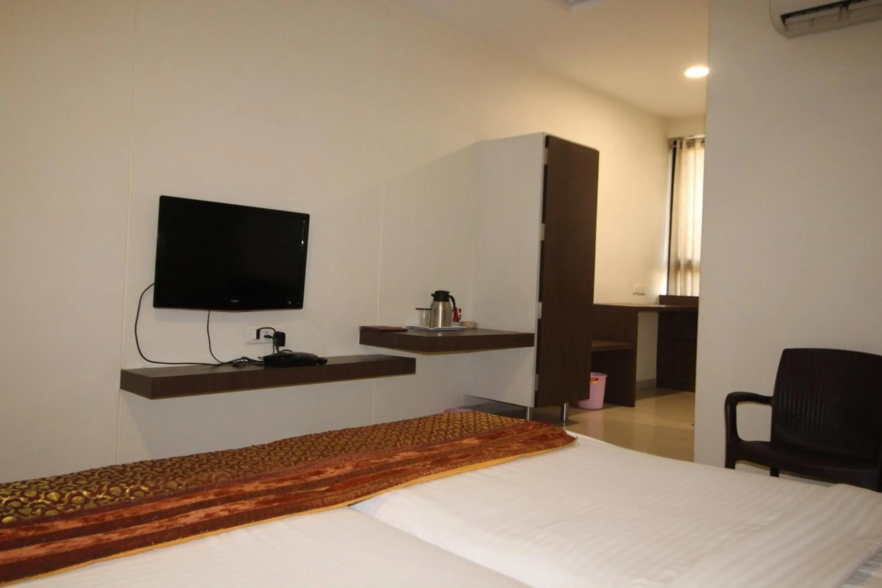 Bedroom, TV/Entertainment Center in Hotel Girnar