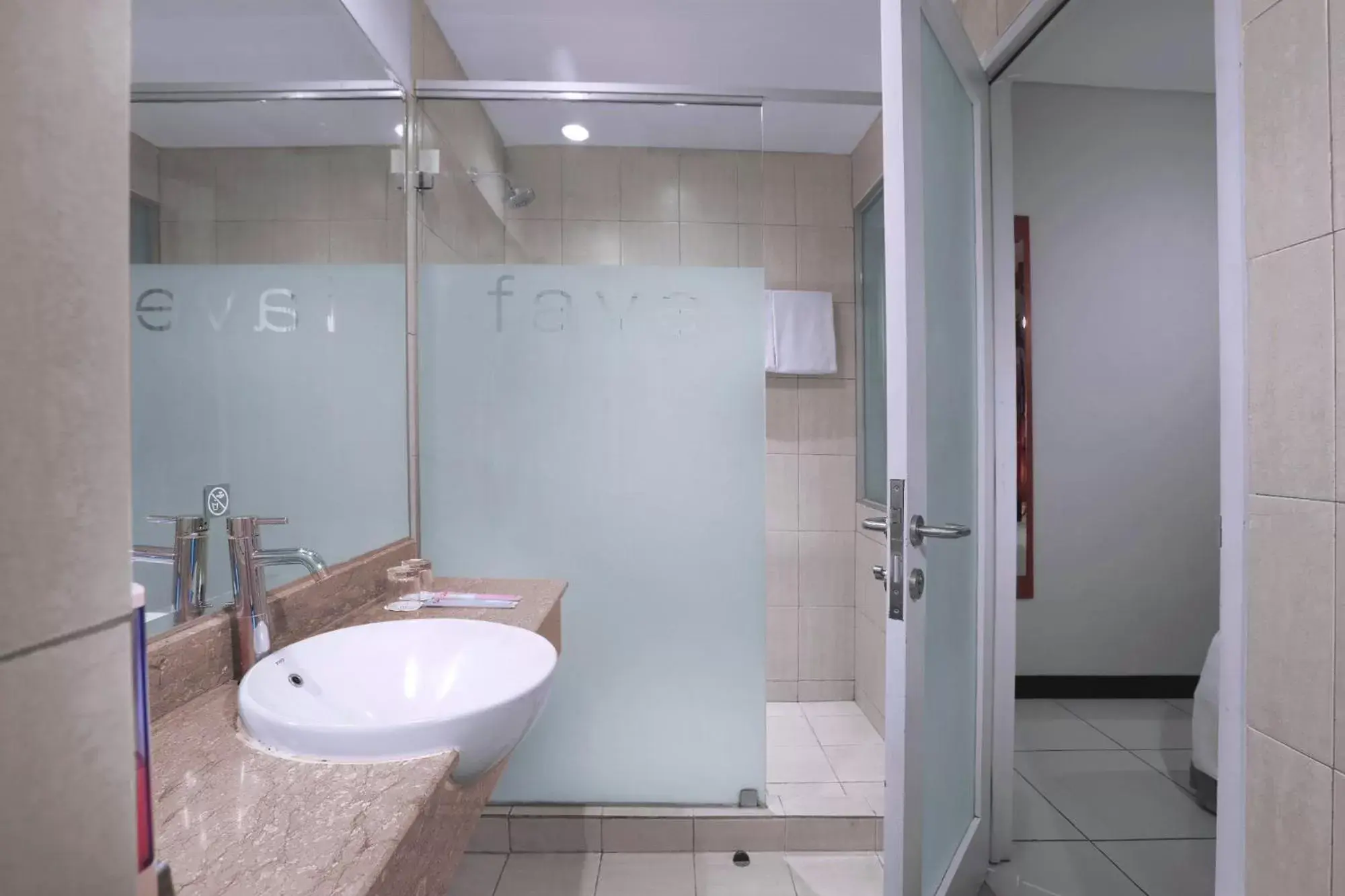 Bathroom in favehotel Braga