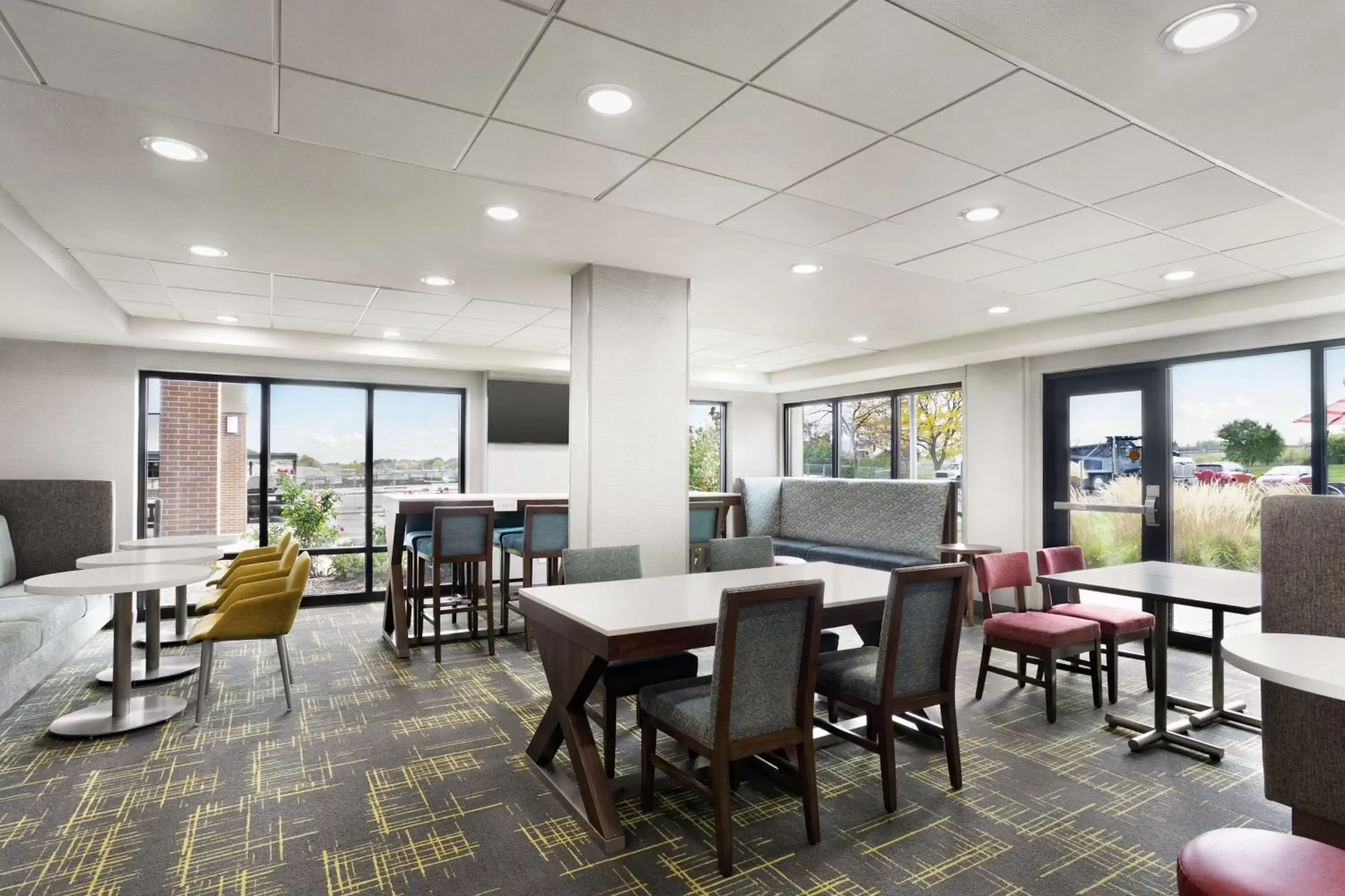 Lobby or reception, Restaurant/Places to Eat in Hampton Inn Milwaukee Brookfield