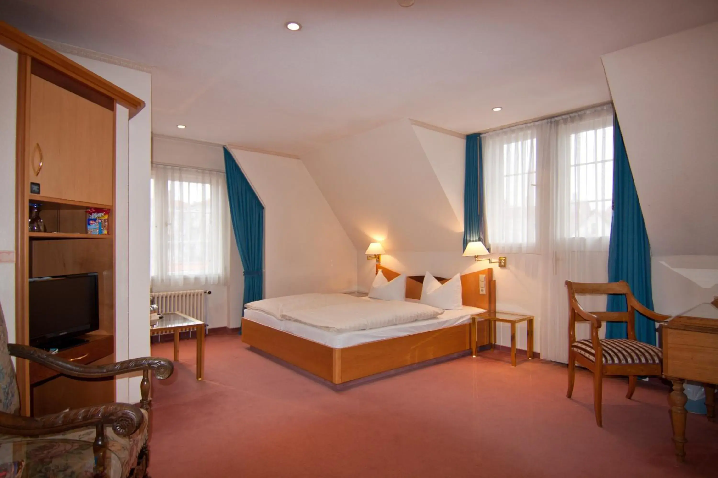 Photo of the whole room, Bed in Parkhotel Unter den Linden