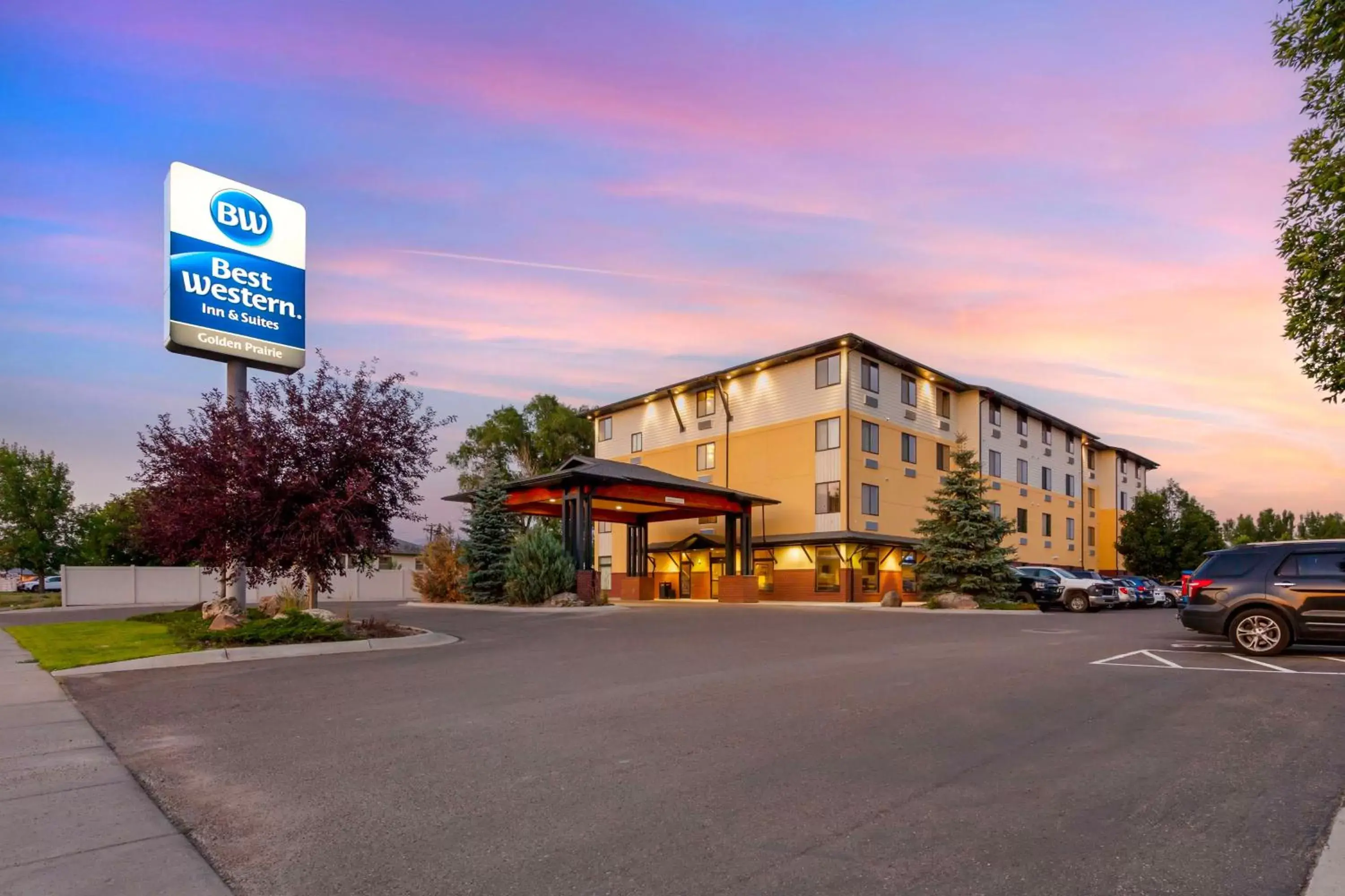 Property building in Best Western Golden Prairie Inn and Suites Property building in Best Western Golden Prairie Inn and Suites
