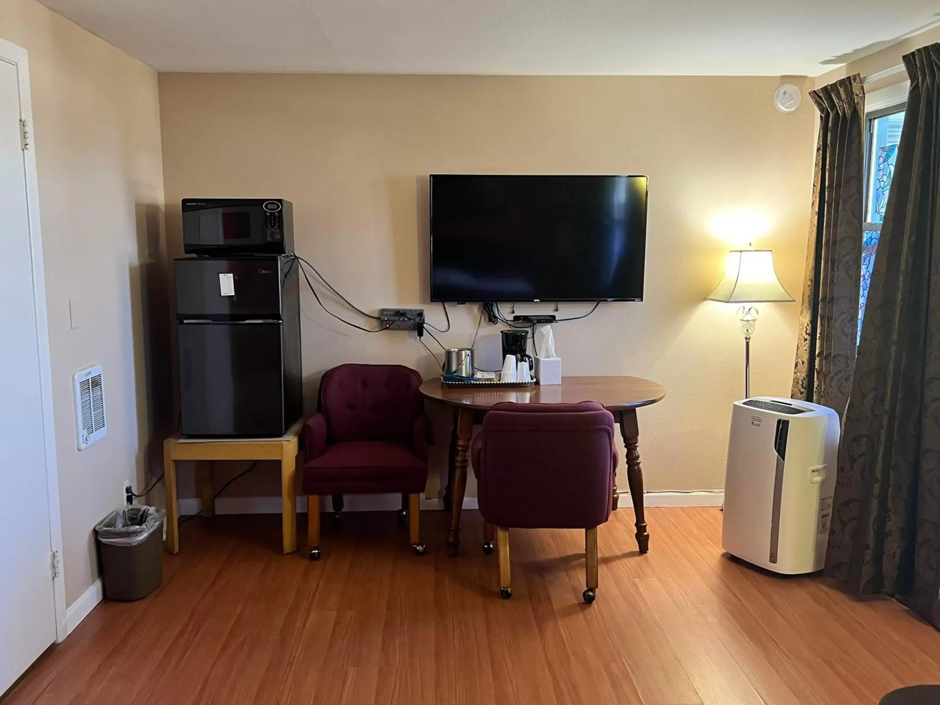 TV and multimedia, TV/Entertainment Center in Great House Motel