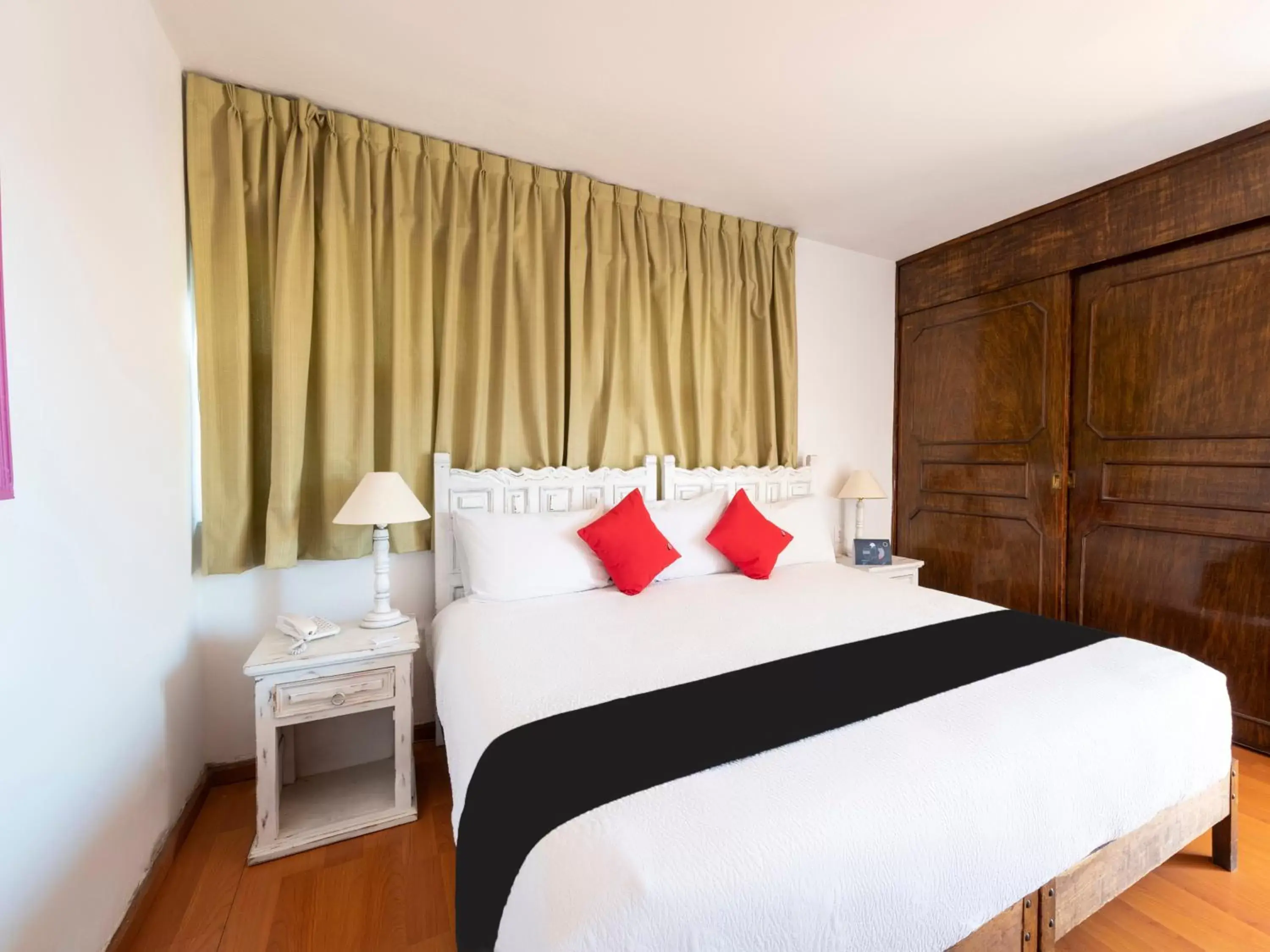 Bedroom, Bed in Suites Internacional