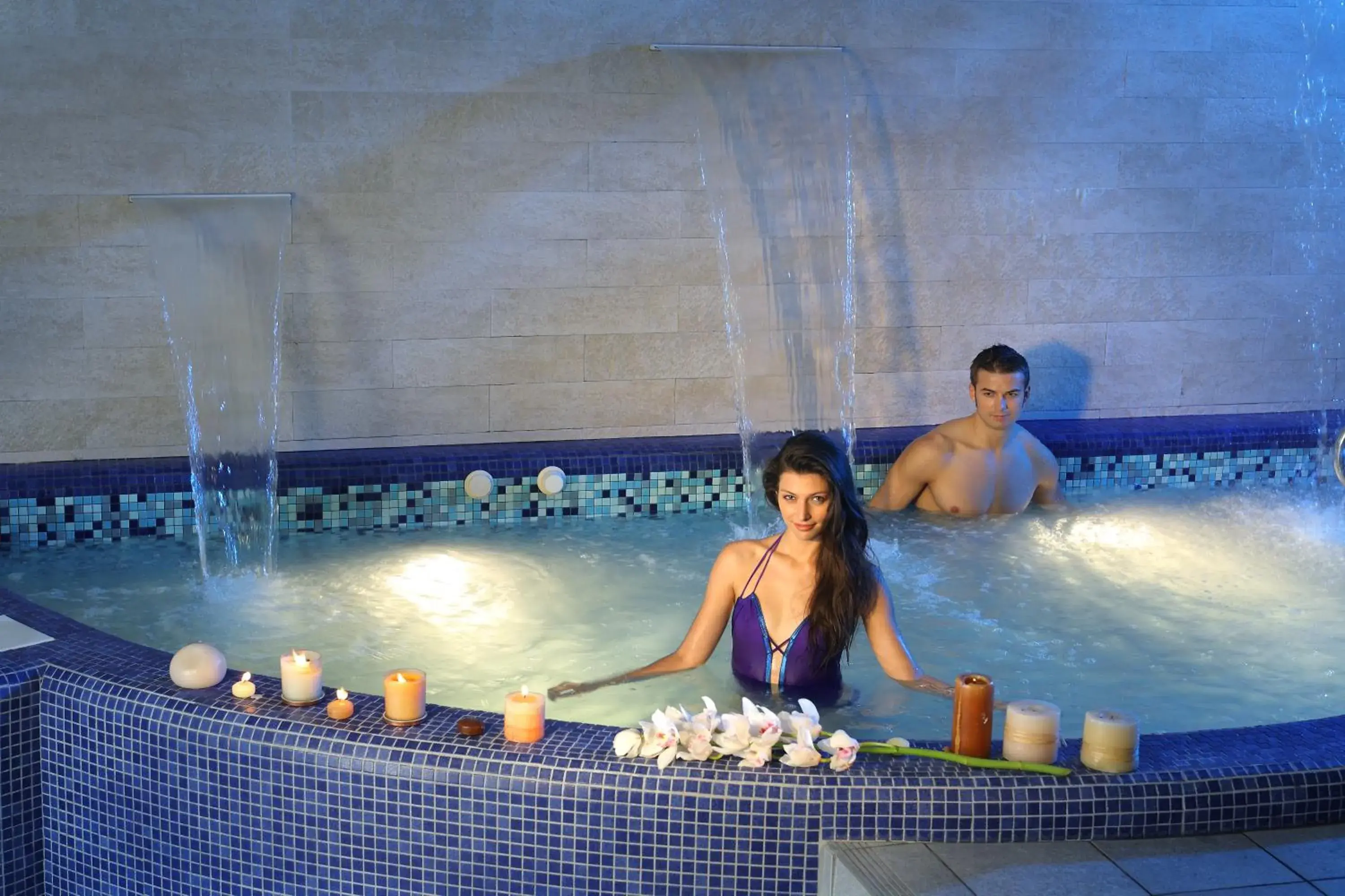 Hot Tub, Swimming Pool in Hotel Fontana Olente