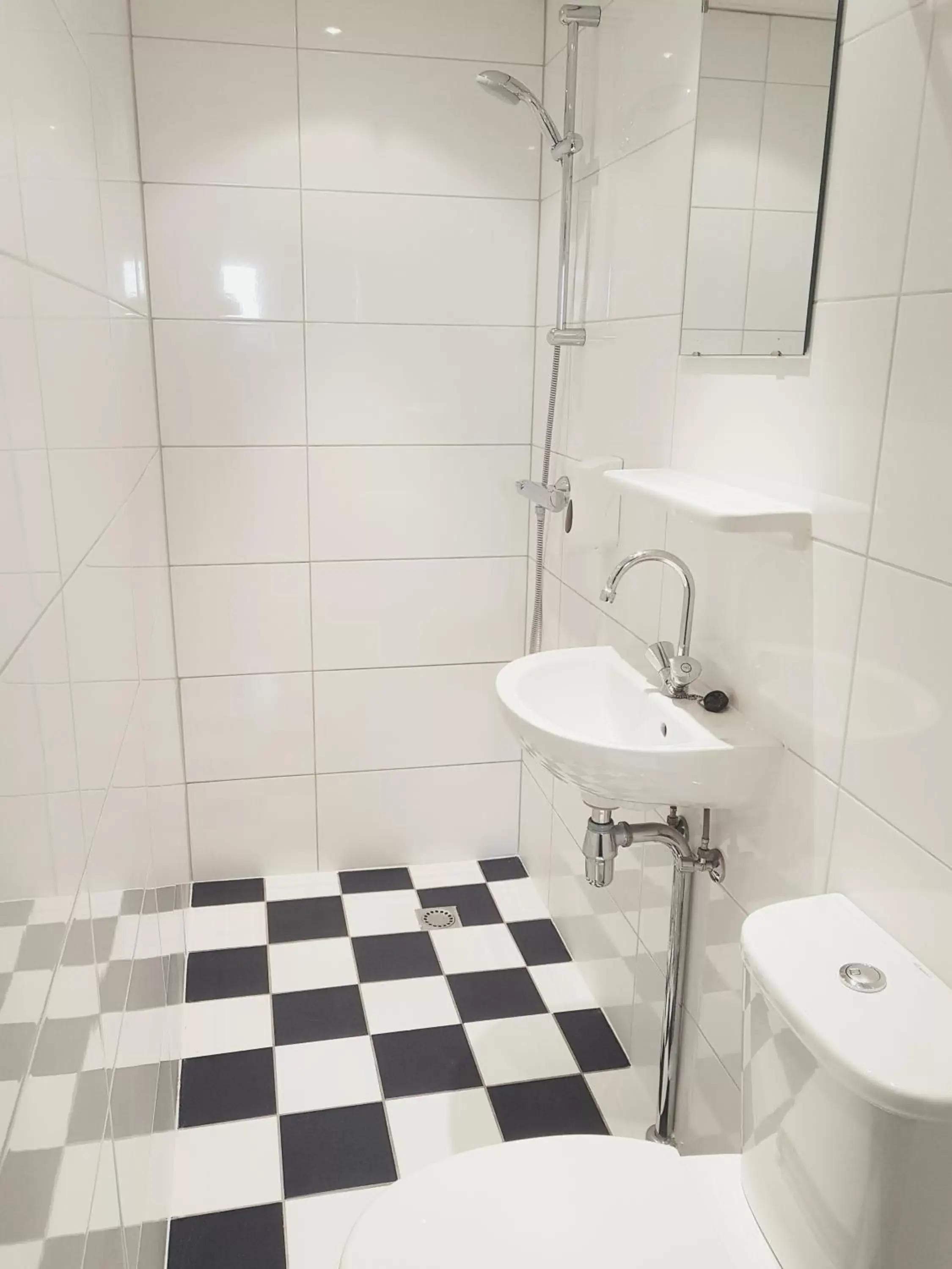 Shower, Bathroom in Hotel De Gerstekorrel