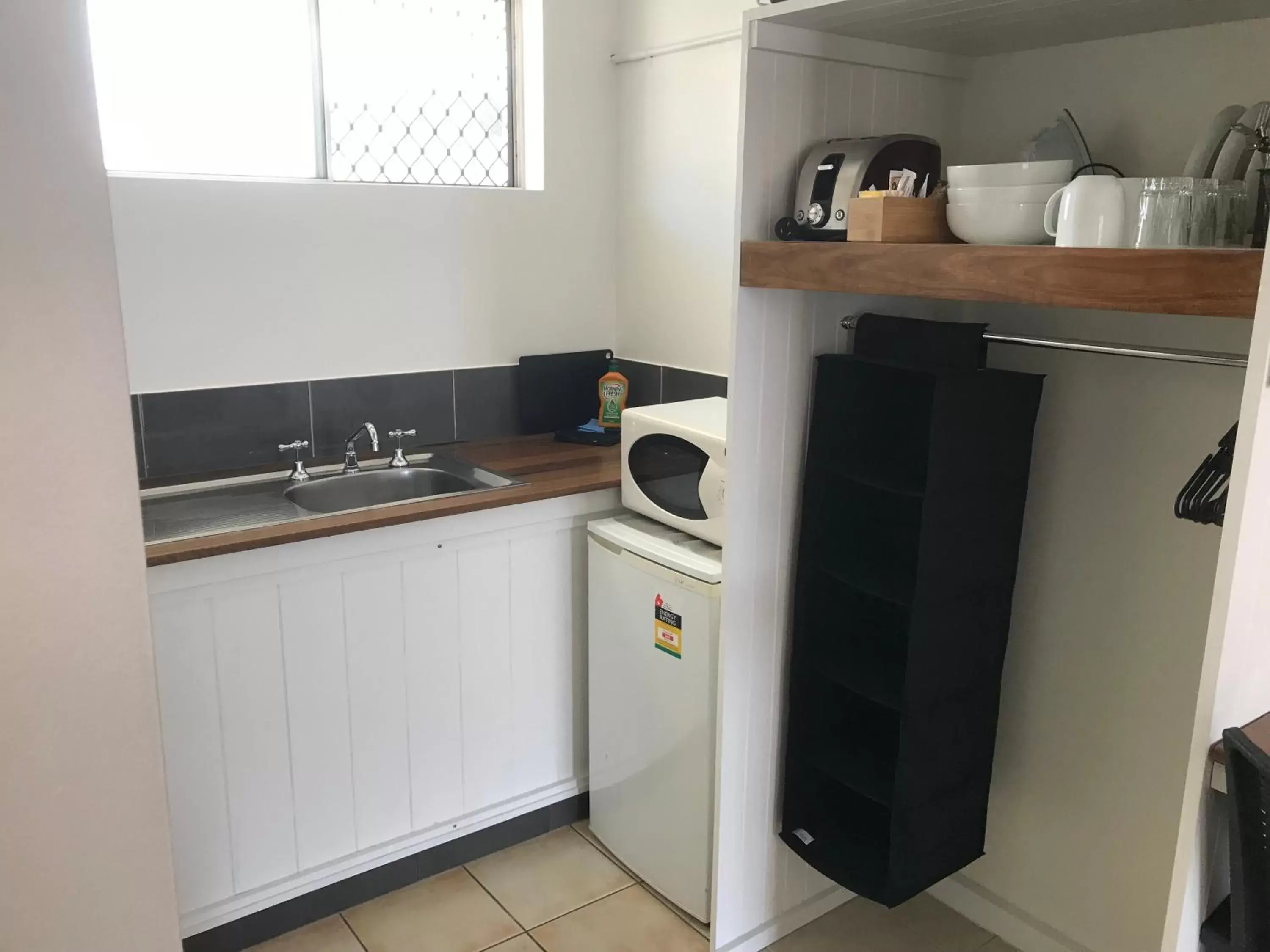 Kitchen or kitchenette, Kitchen/Kitchenette in Cooks Endeavour Motor Inn