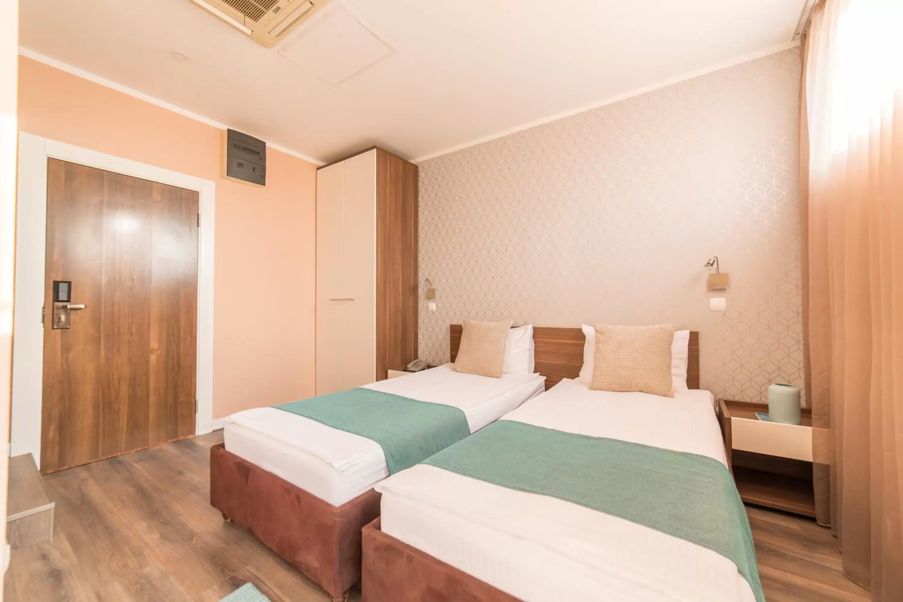 Shower, Bed in Balkan Hotel Garni