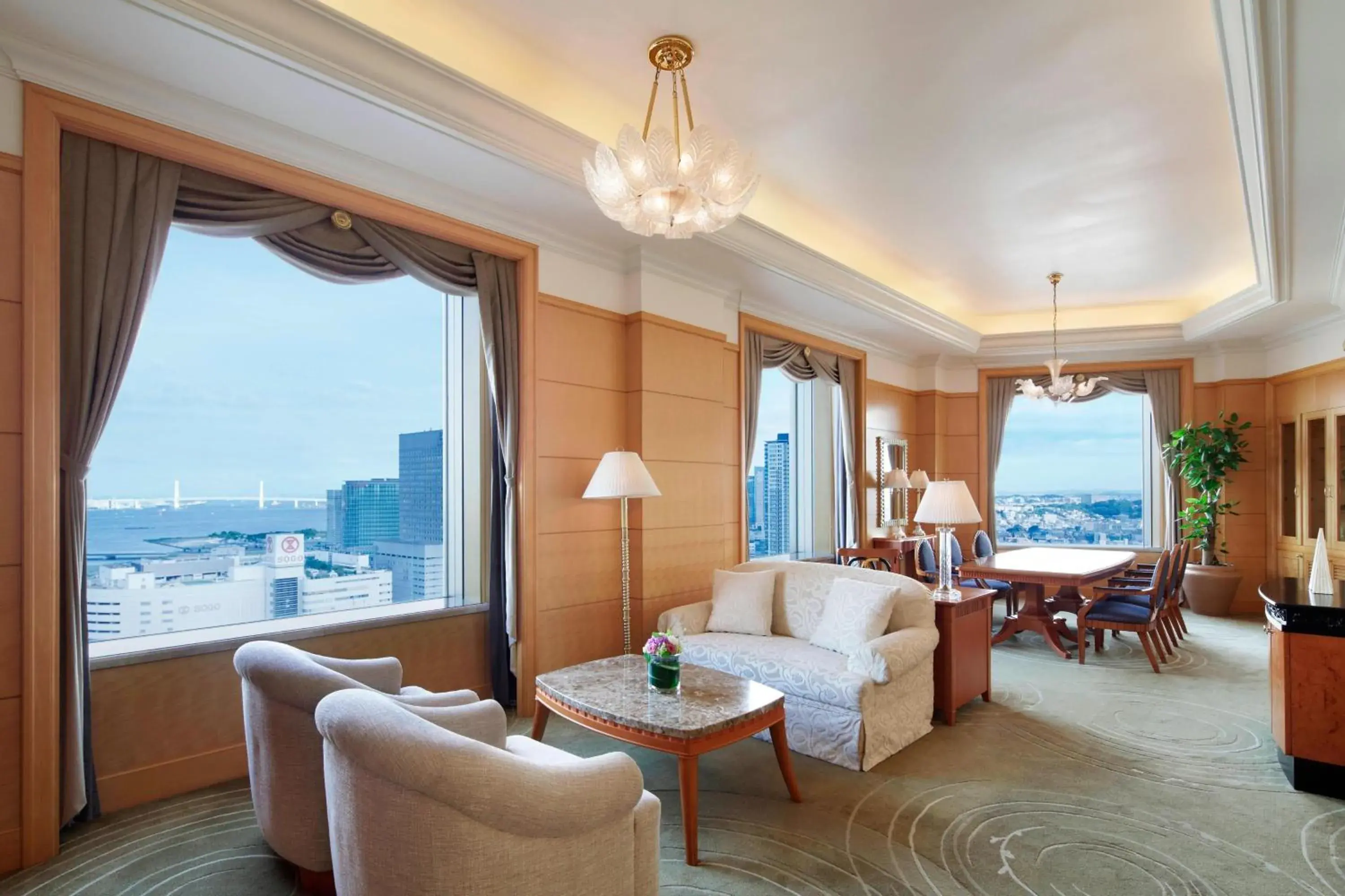 Photo of the whole room, Seating Area in Yokohama Bay Sheraton Hotel and Towers