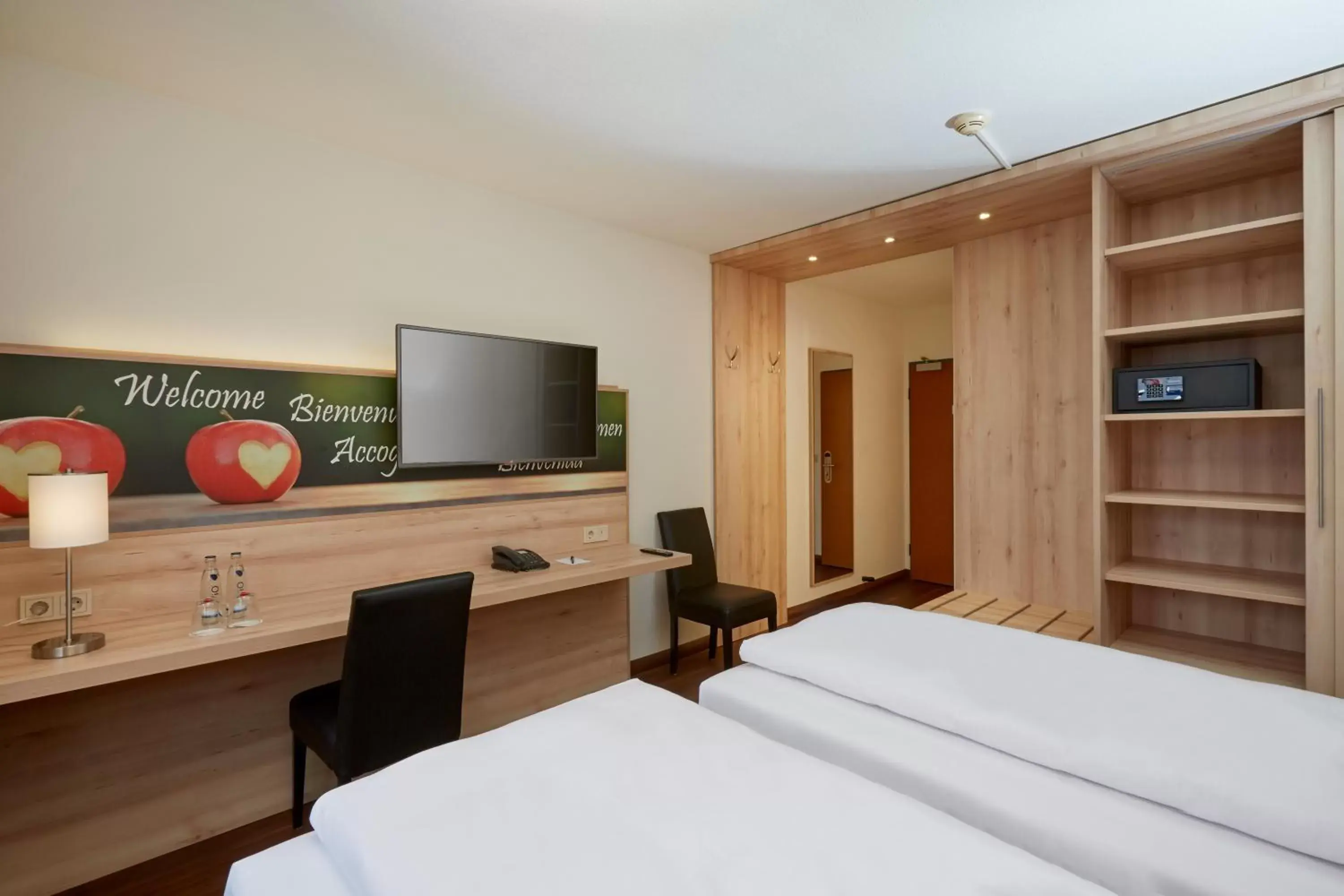 Photo of the whole room, Bed in H+ Hotel Stuttgart Herrenberg