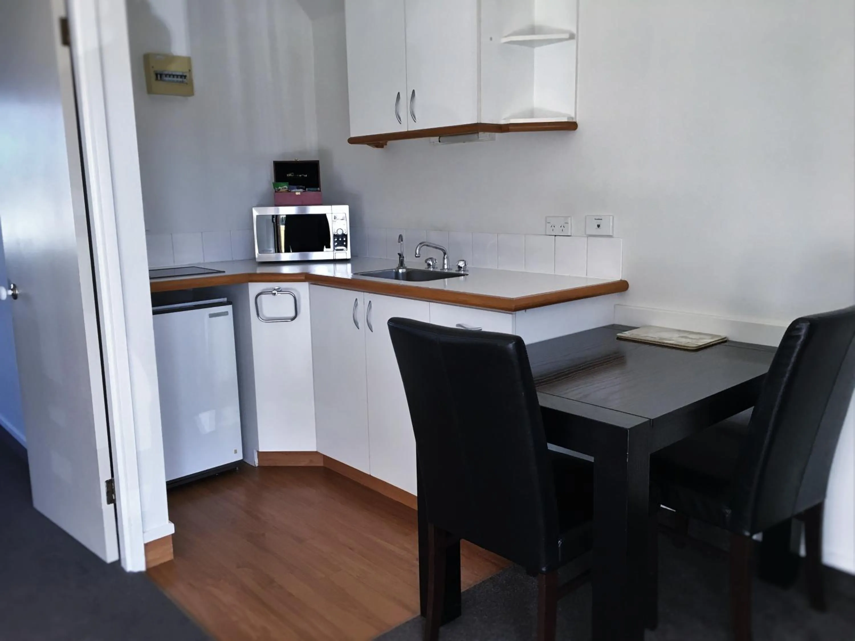 Kitchen or kitchenette in Cable Court Motel