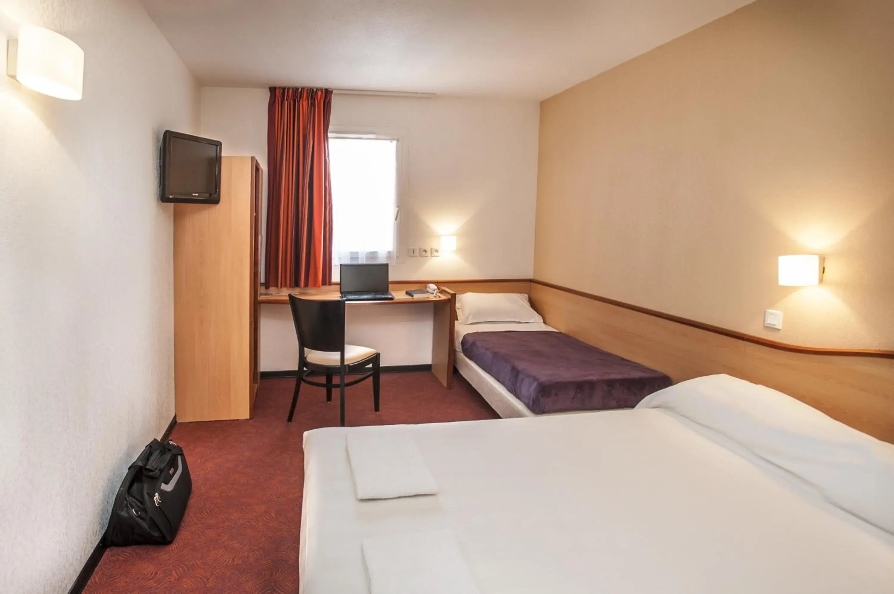 Day, Bed in Brit Hotel Confort Montauban