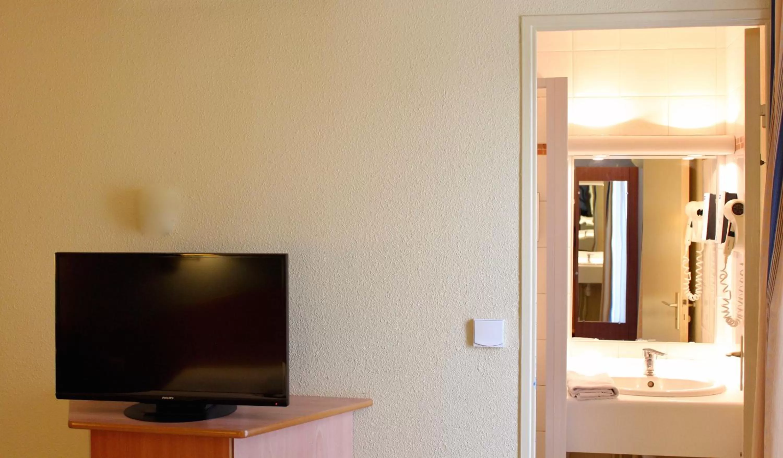 Bedroom in Kyriad Bourges Sud