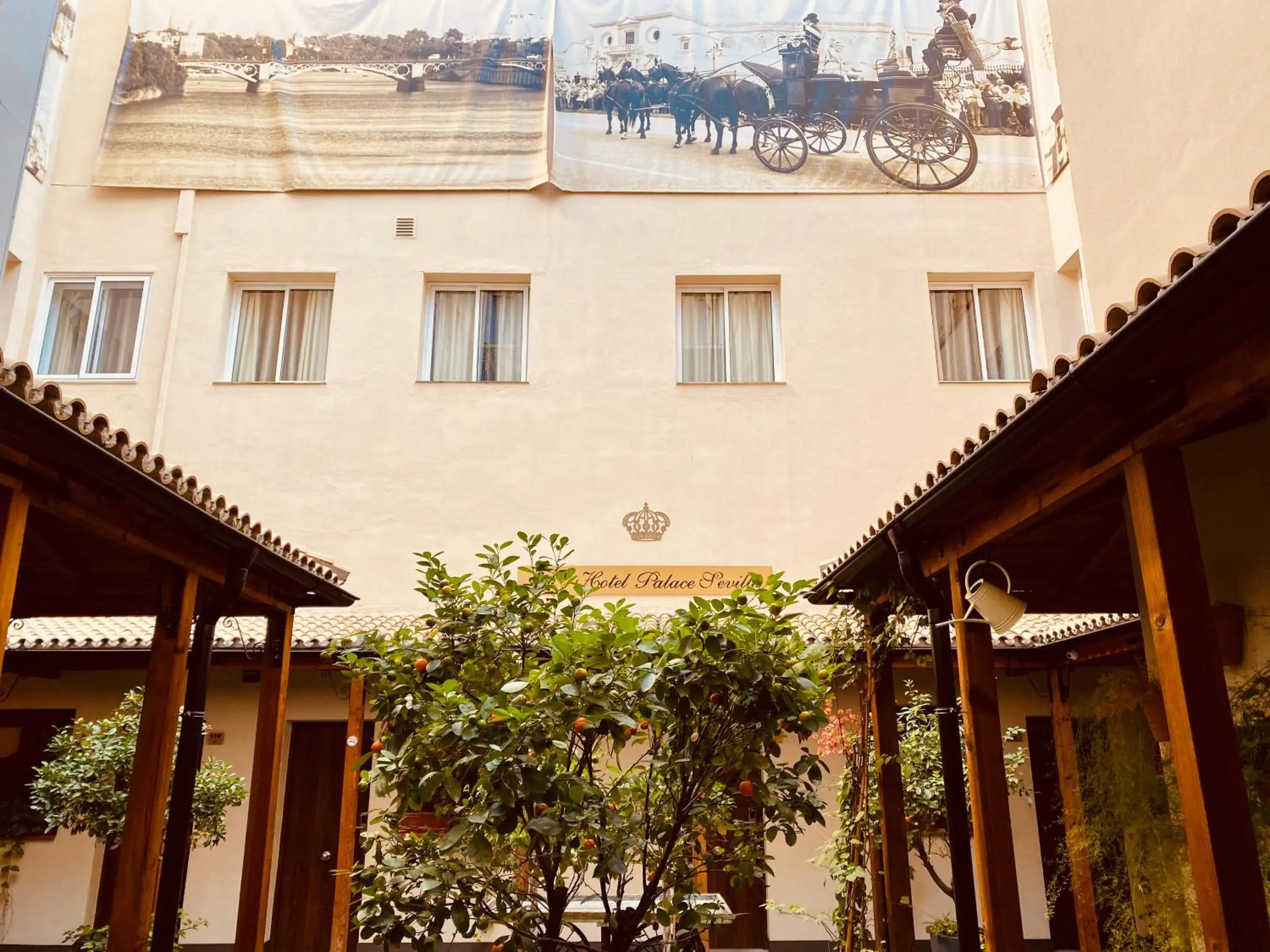Patio, Property Building in Hotel Palace Sevilla