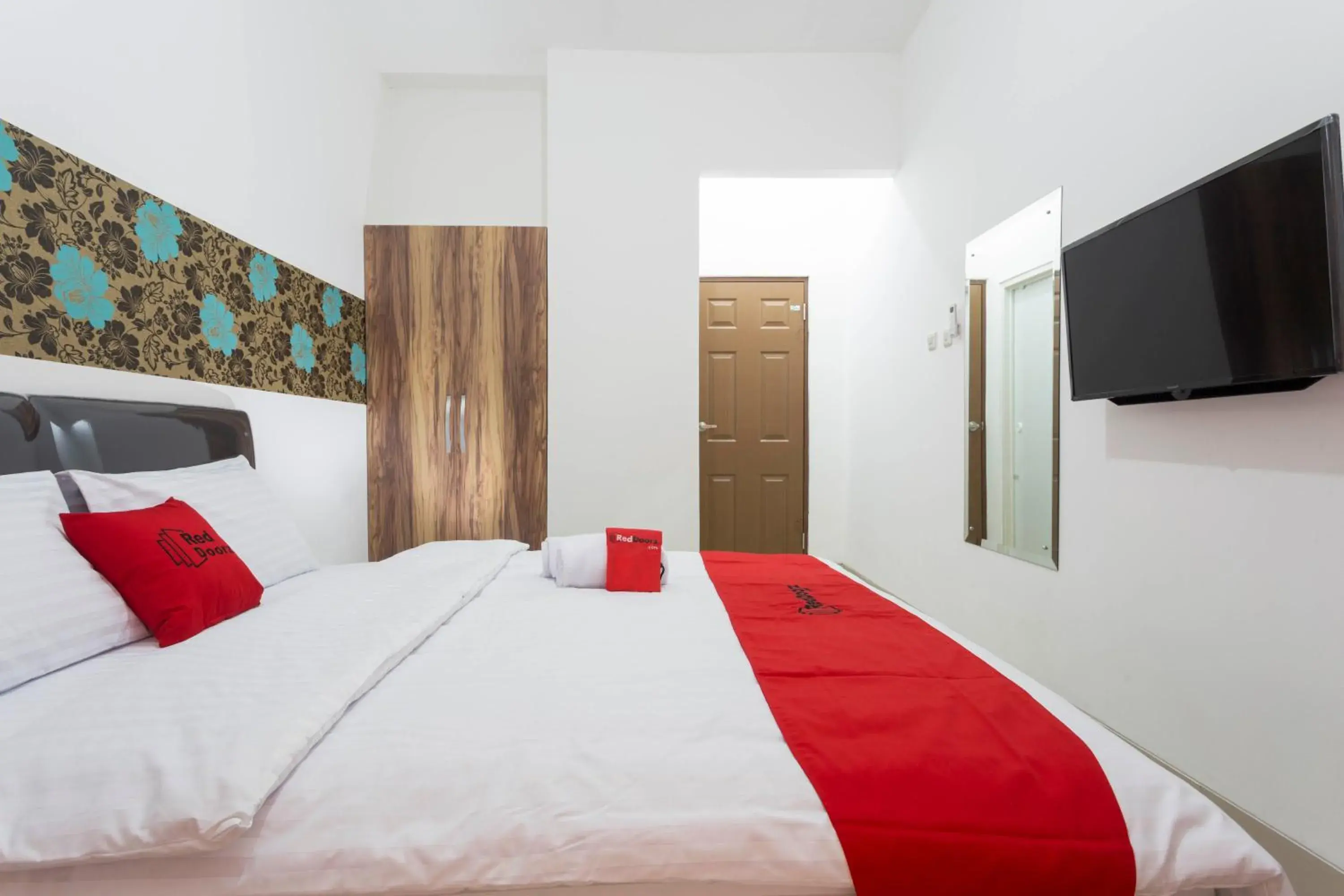 Bedroom, Bed in RedDoorz Plus @ Boulevard Residence BSD