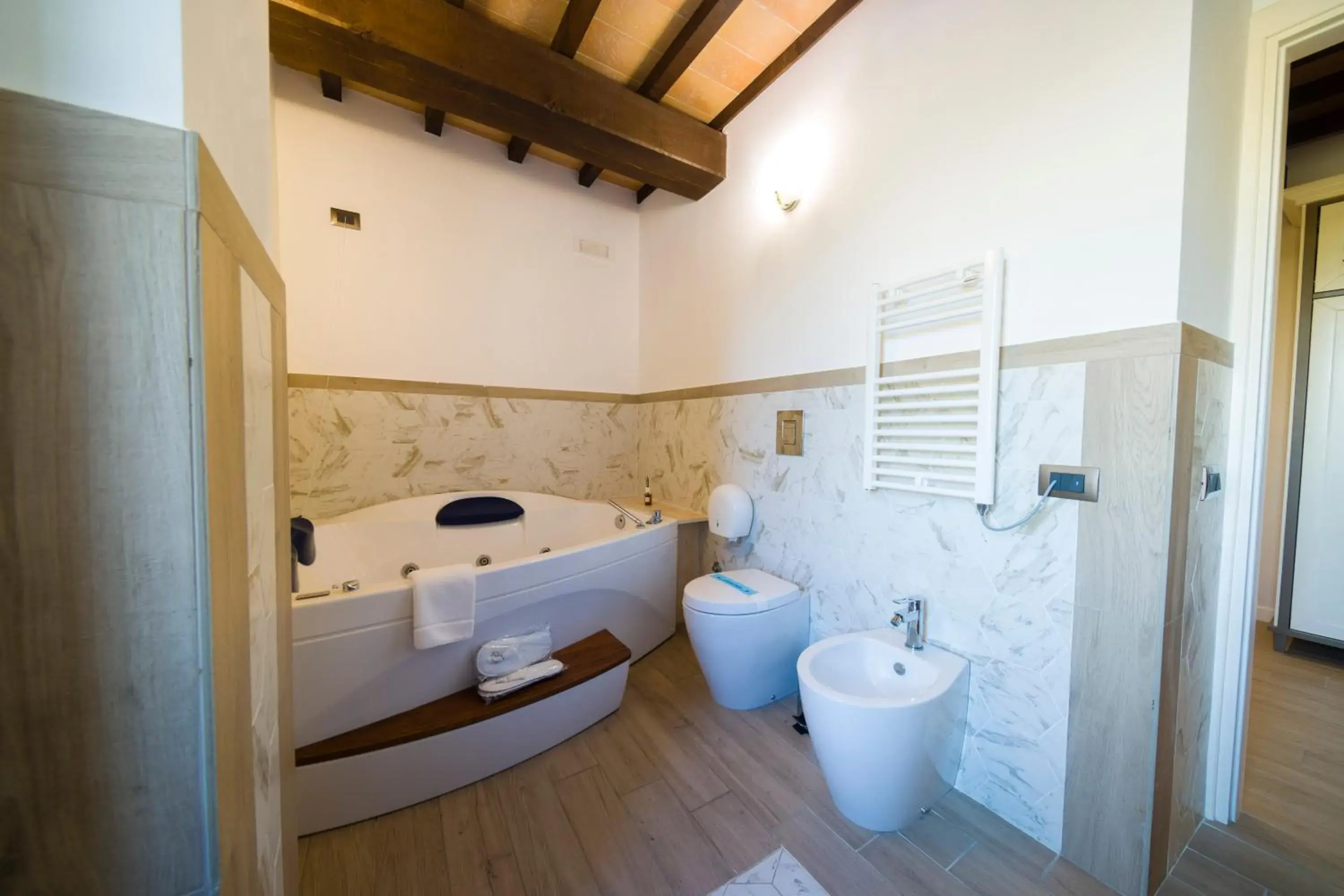 Hot Tub, Bathroom in Tenuta d'Ausilio