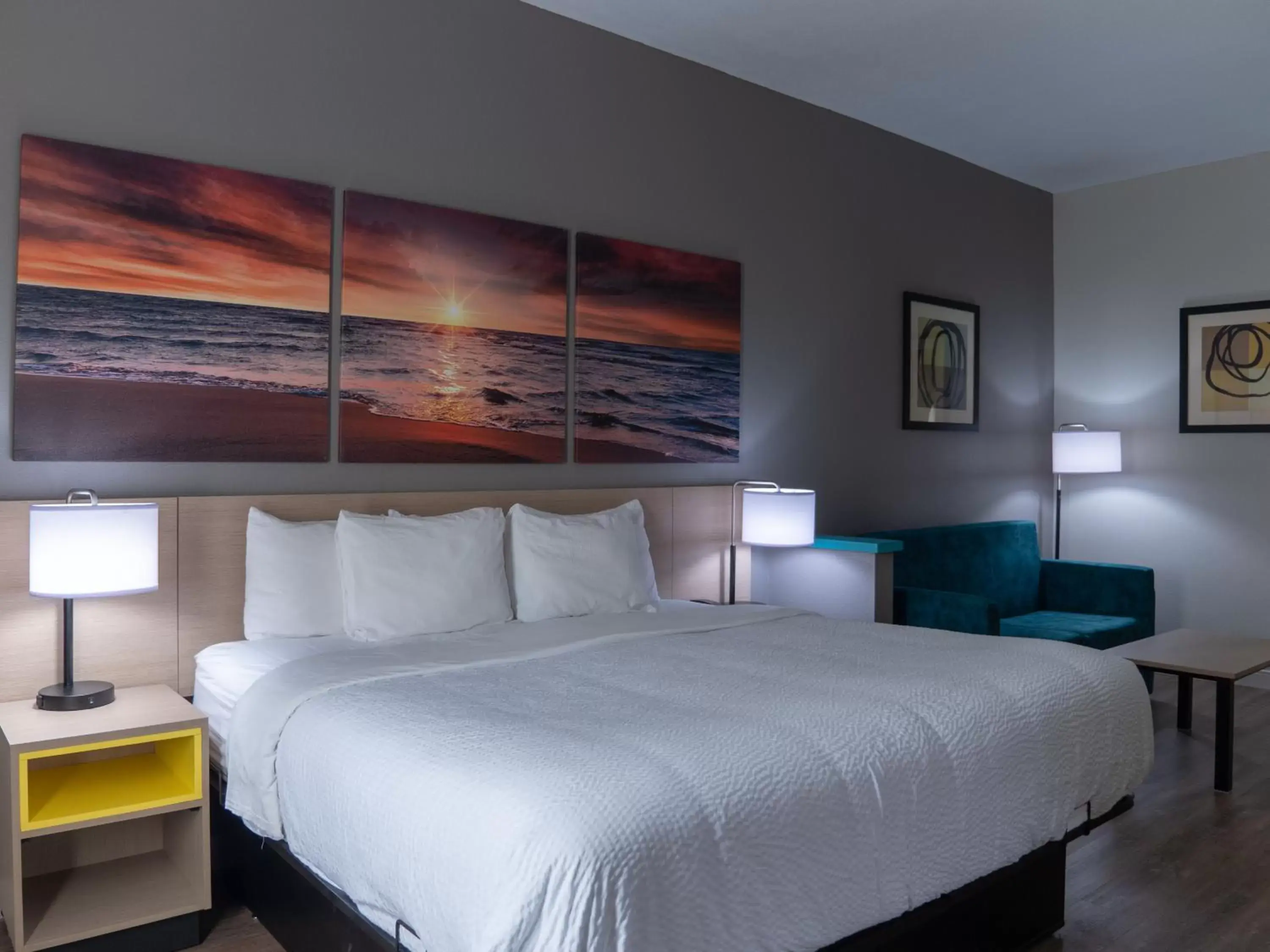 Bed in Days Inn & Suites by Wyndham Savannah North I-95