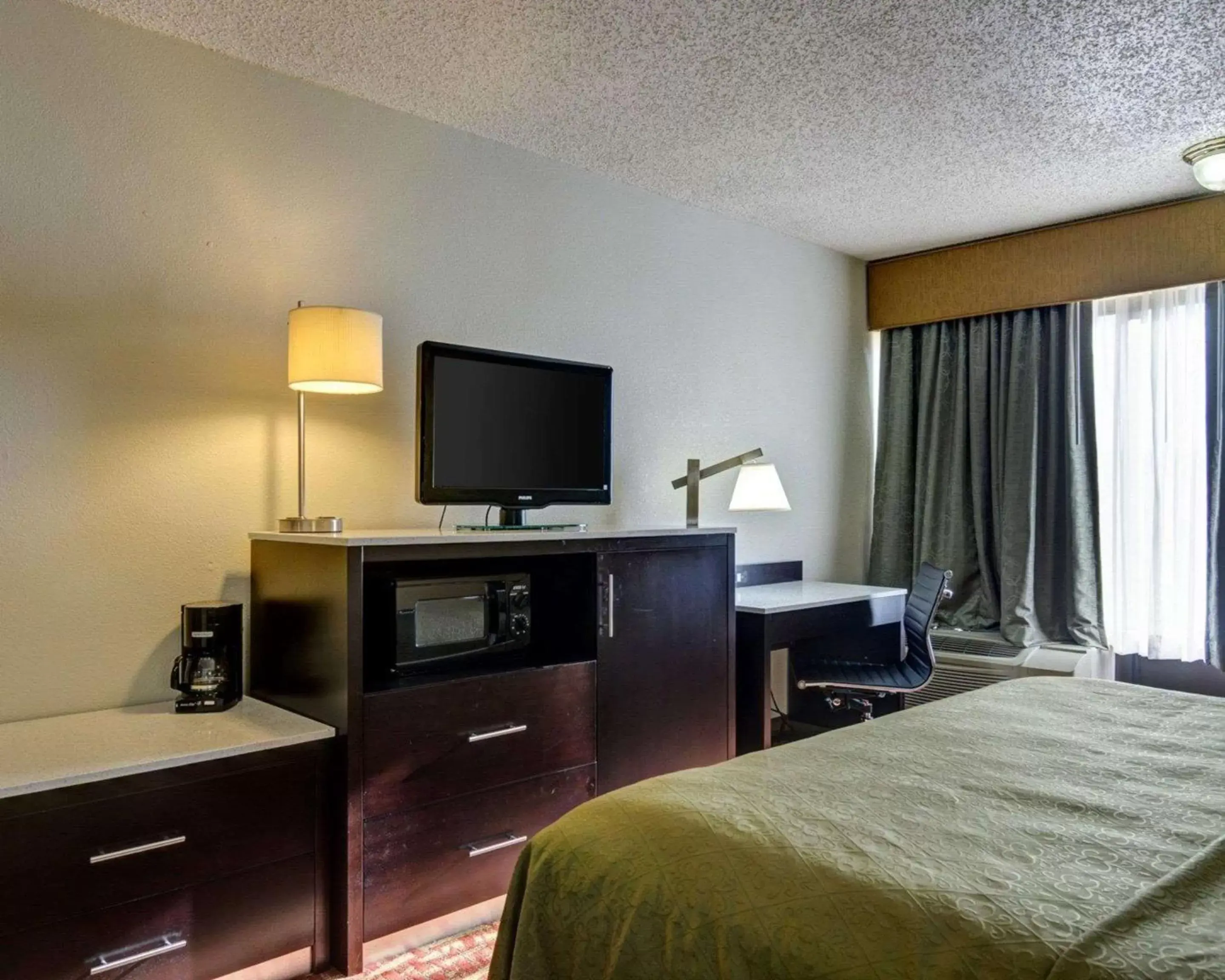 Photo of the whole room, TV/Entertainment Center in Quality Inn Fort Smith I-540