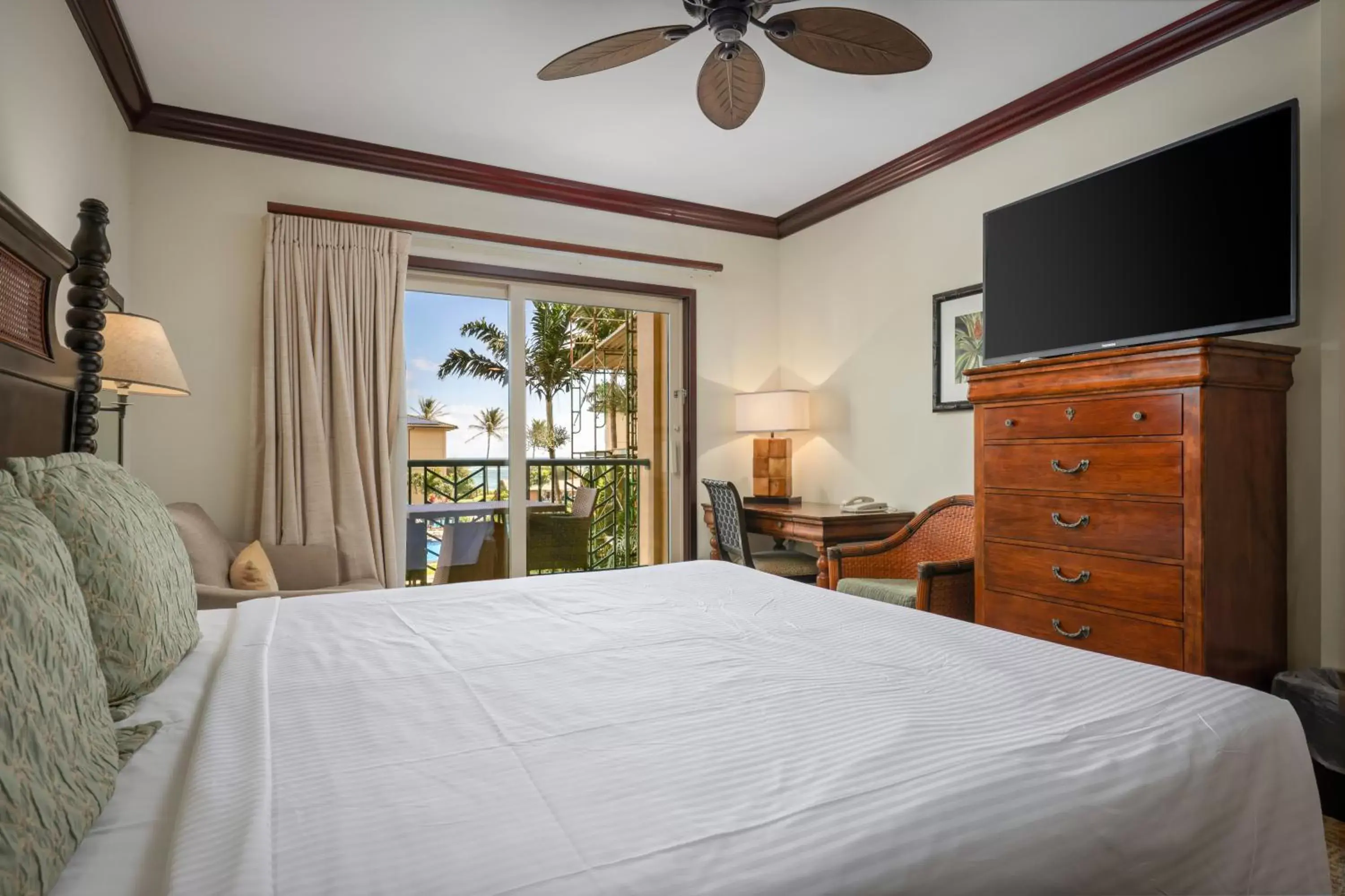 TV and multimedia, Bed in Waipouli Beach Resort & Spa Kauai By Outrigger