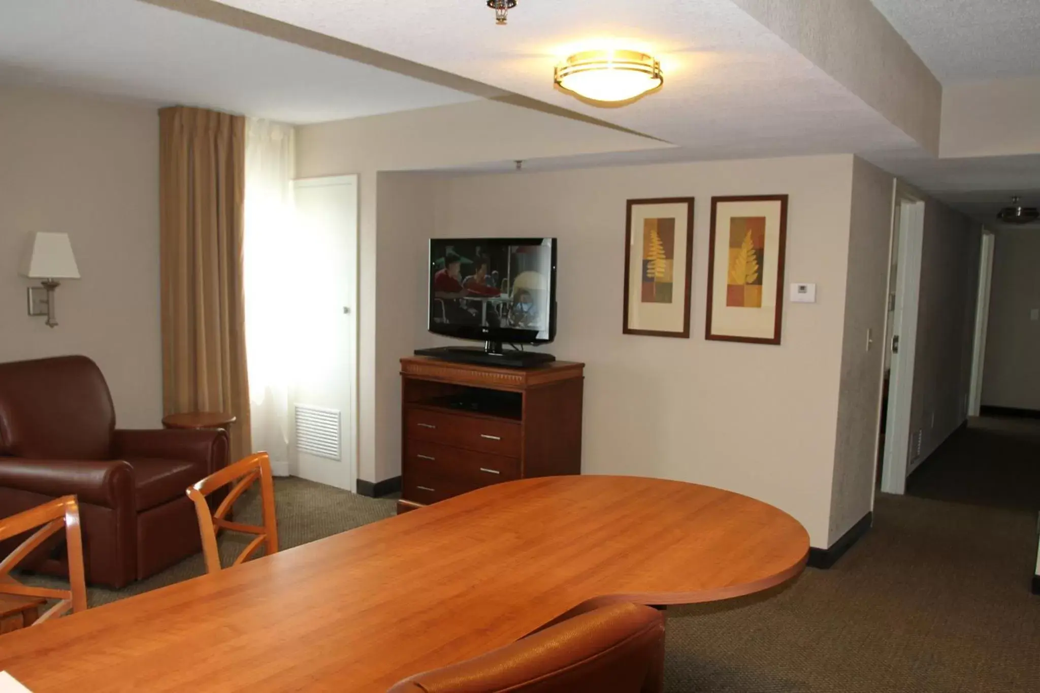 Bedroom, TV/Entertainment Center in Candlewood Suites Indianapolis Downtown Medical District, an IHG Hotel