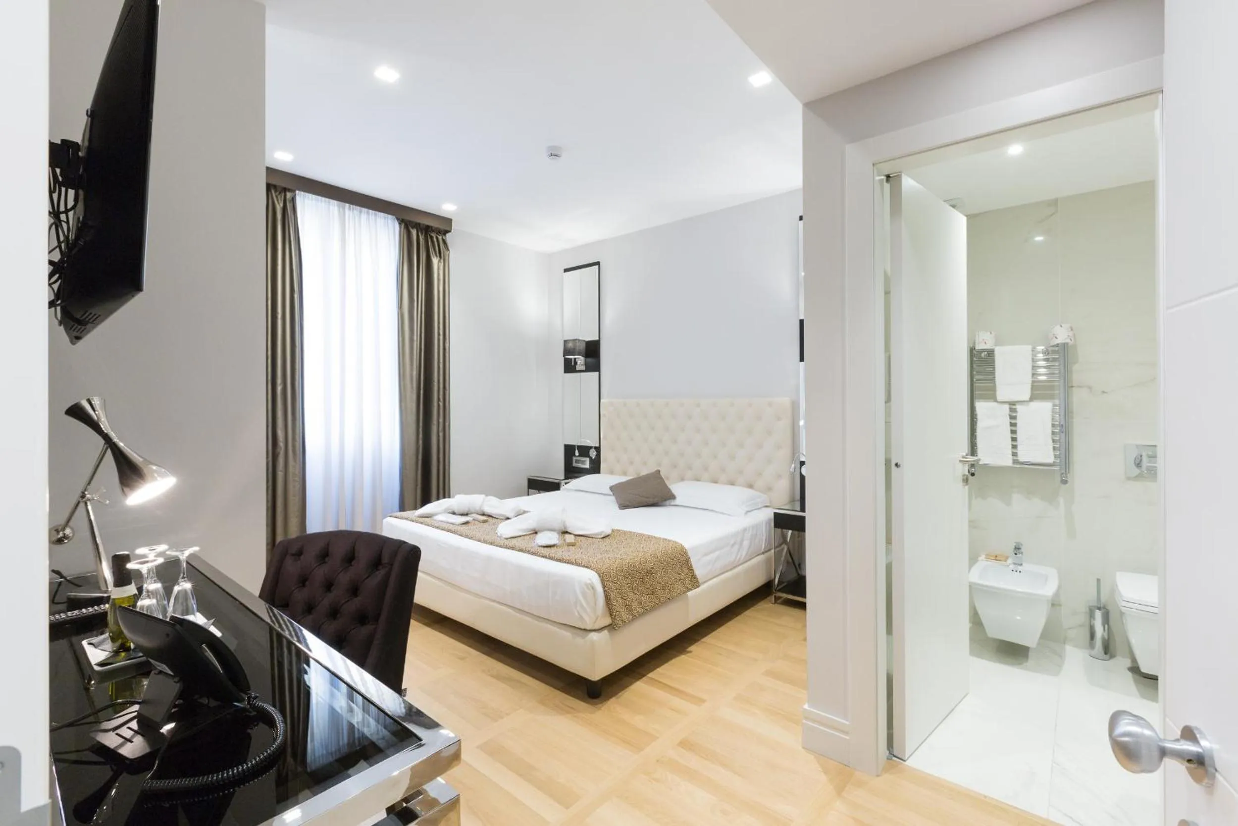 Bathroom, Bed in Floris Hotel