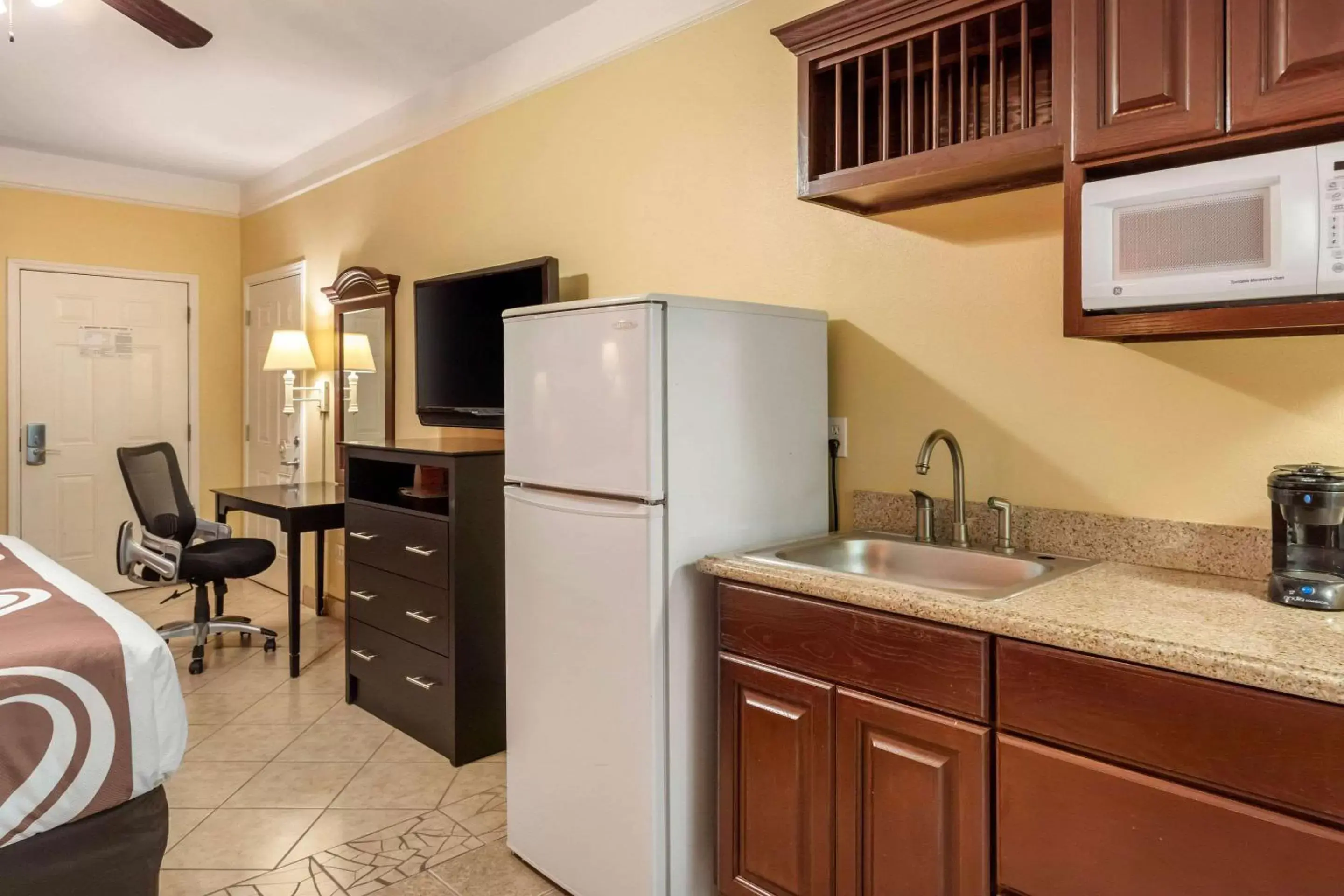 Photo of the whole room, Kitchen/Kitchenette in Quality Inn & Suites at The Outlets Mercedes/Weslaco