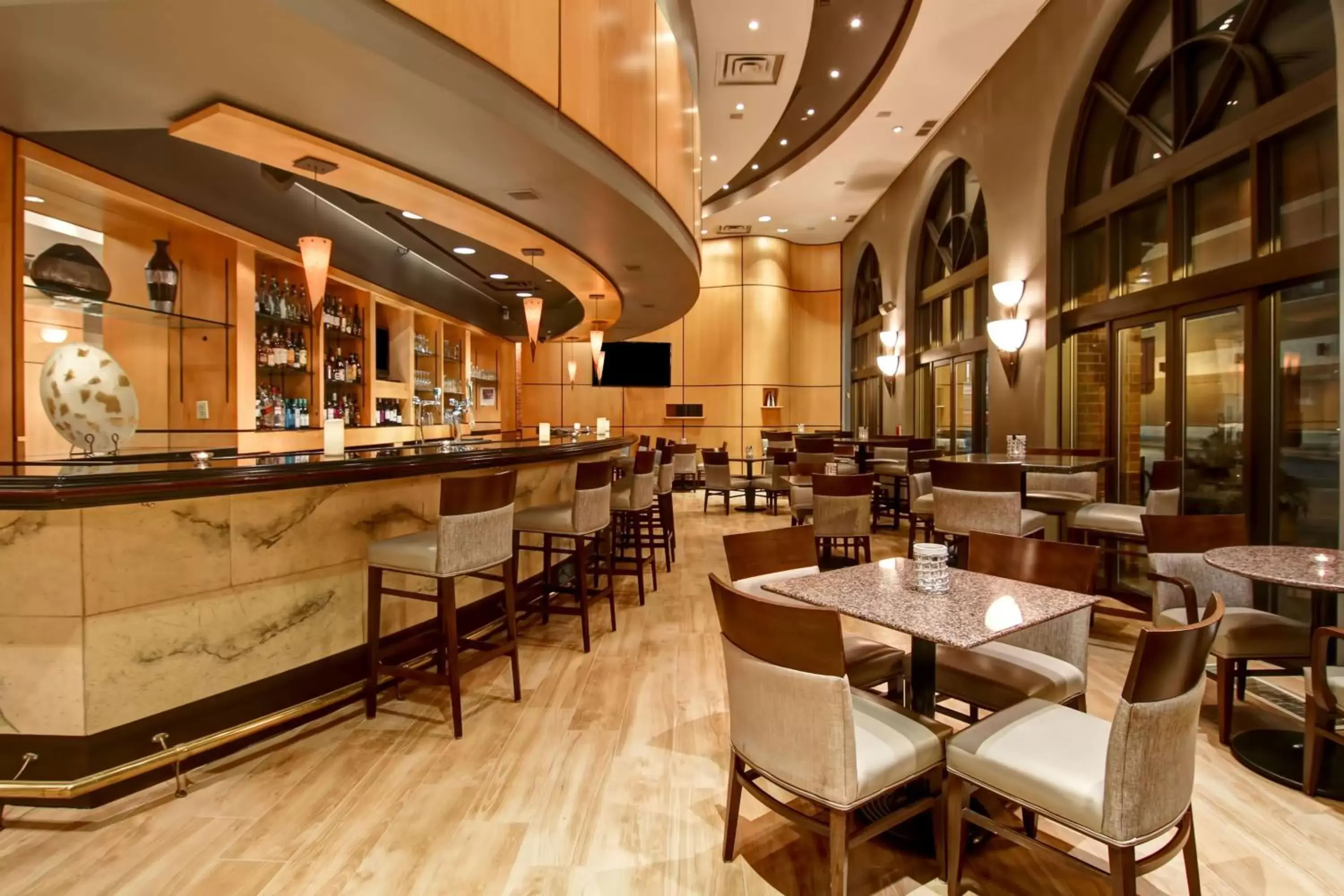 Lounge or bar, Restaurant/Places to Eat in DoubleTree by Hilton Toronto Downtown