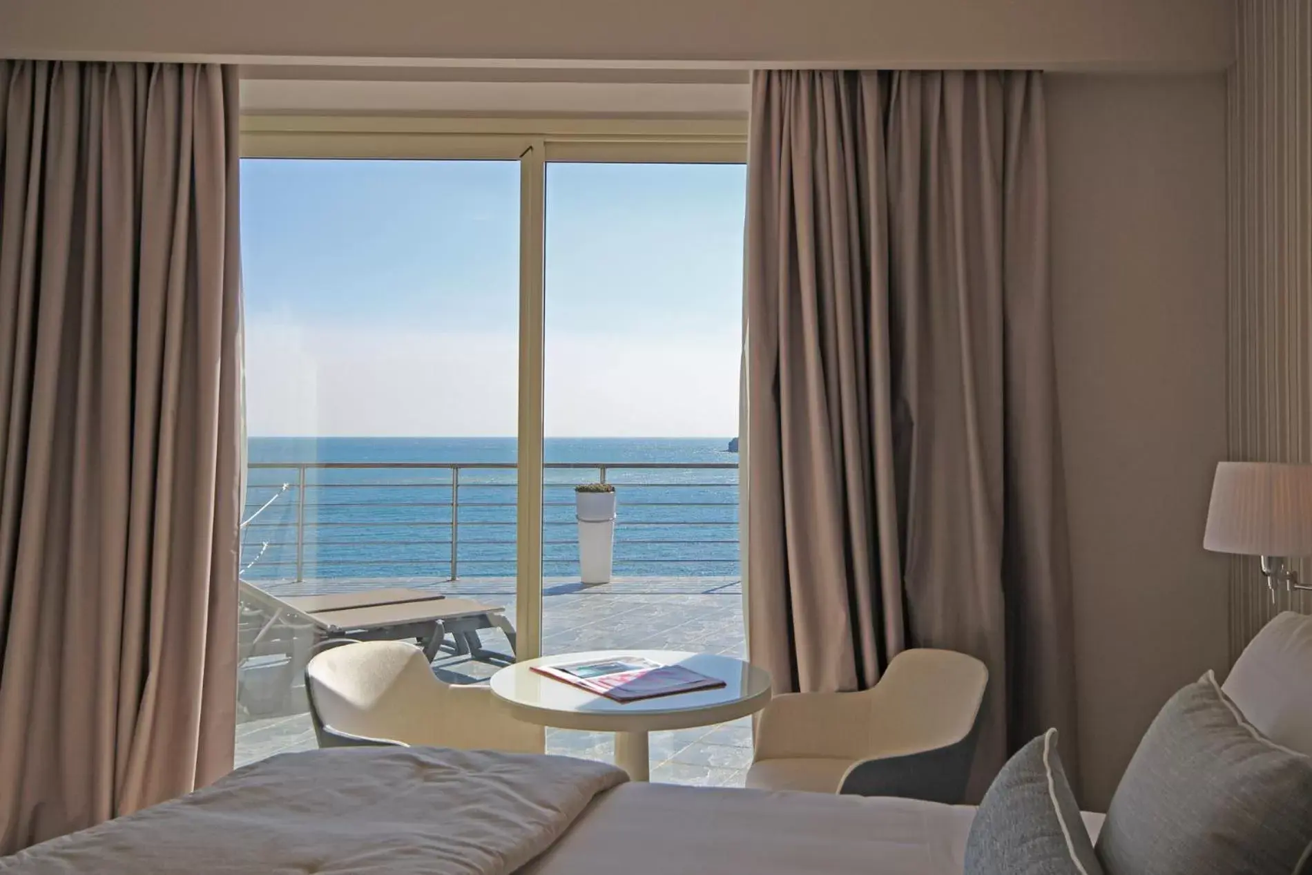 Photo of the whole room, Sea View in Hotel Plaza