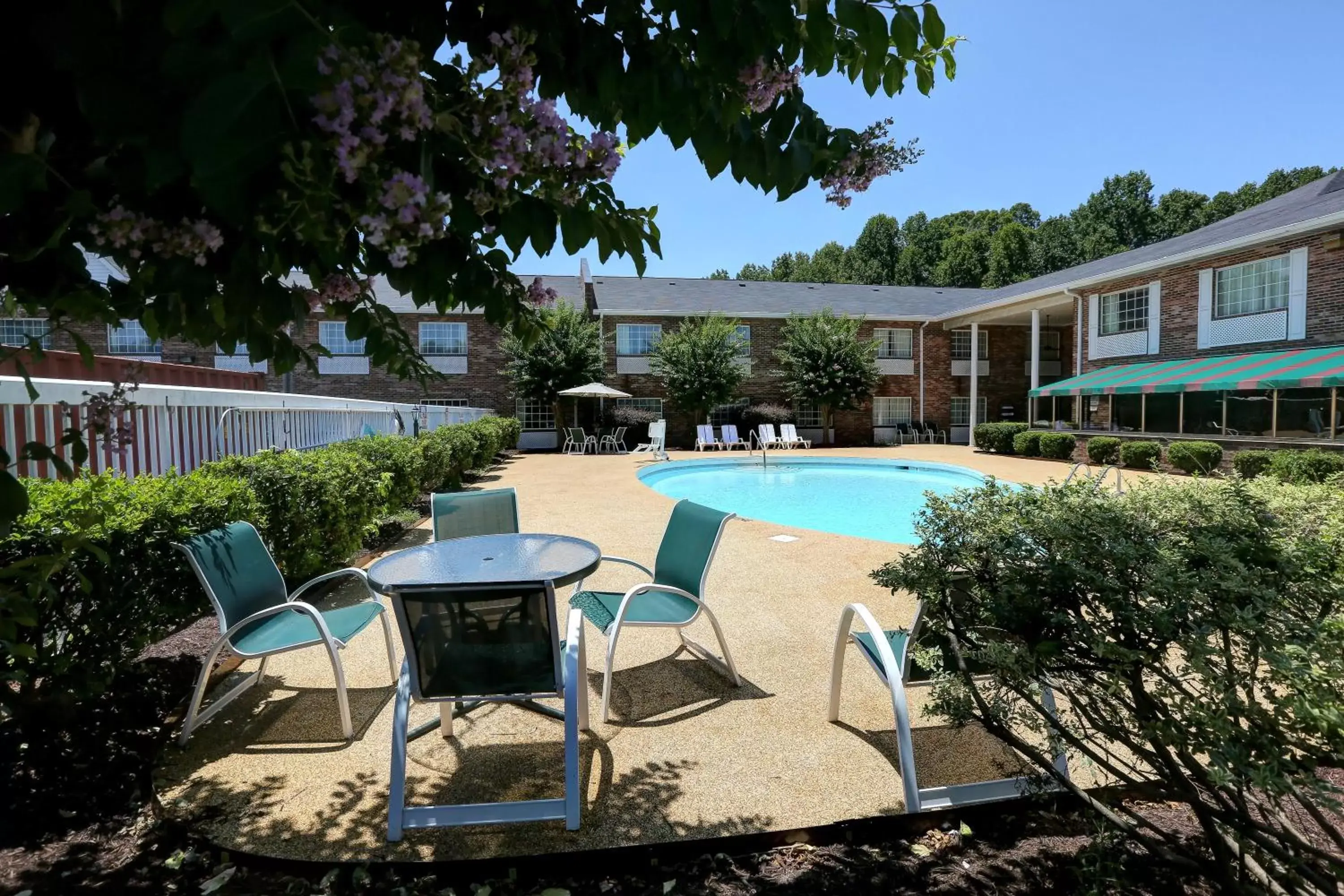 Property building, Patio/Outdoor Area in Country Inn & Suites by Radisson, Charlotte I-85 Airport, NC