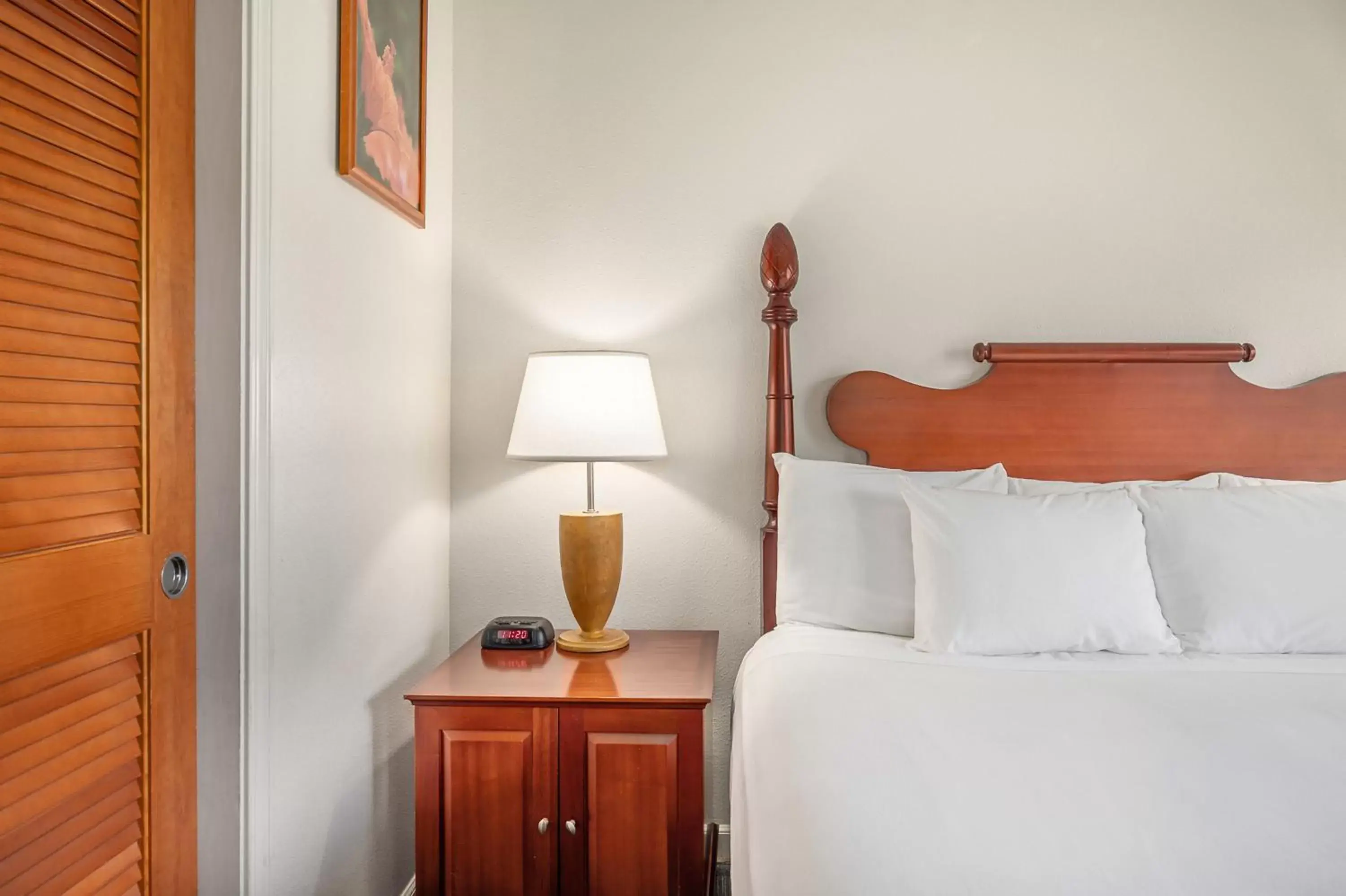 Bedroom, Bed in Maui Beach Hotel Bedroom, Bed in Maui Beach Hotel