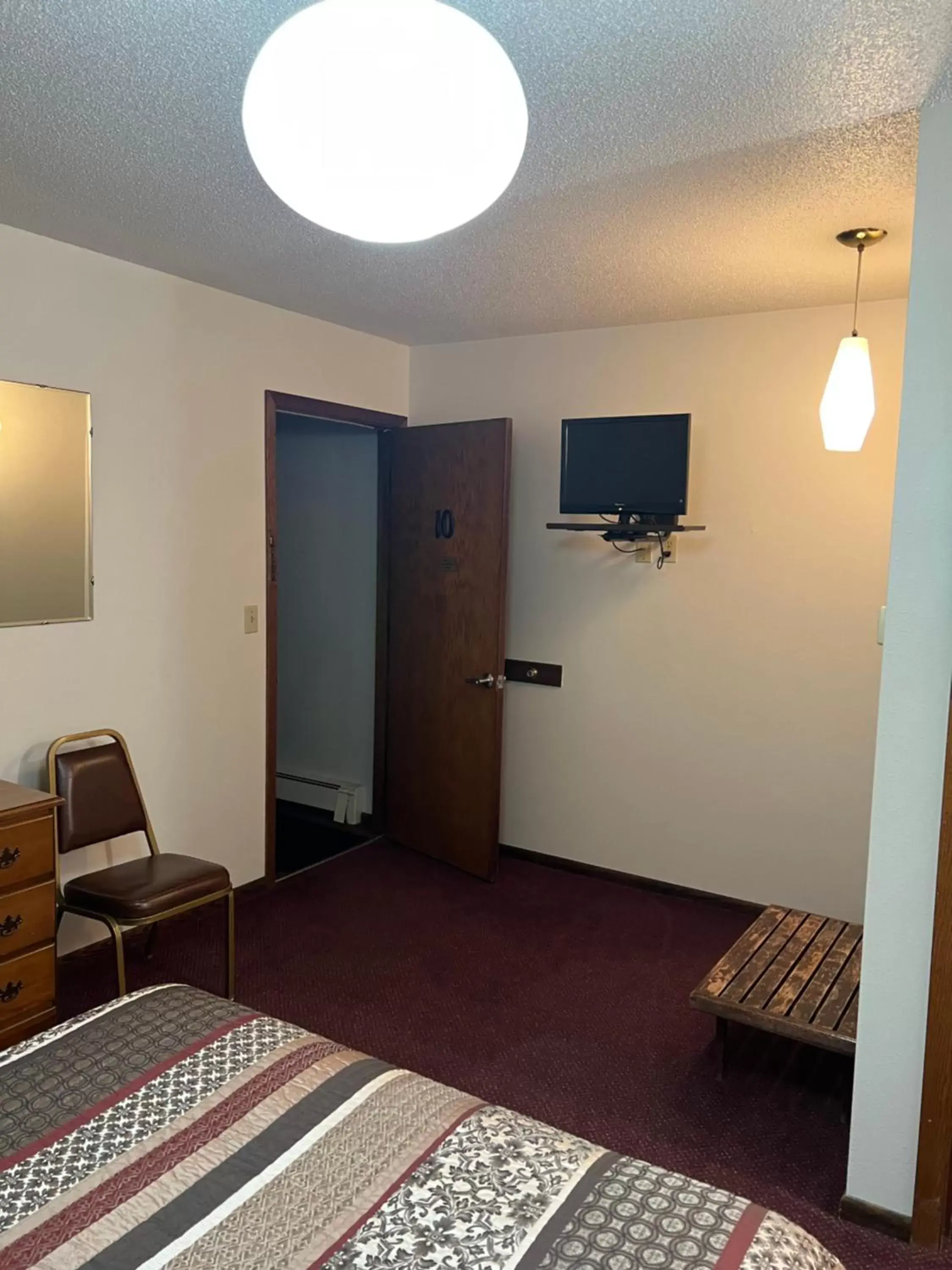 Photo of the whole room, TV/Entertainment Center in Barnesville Motel