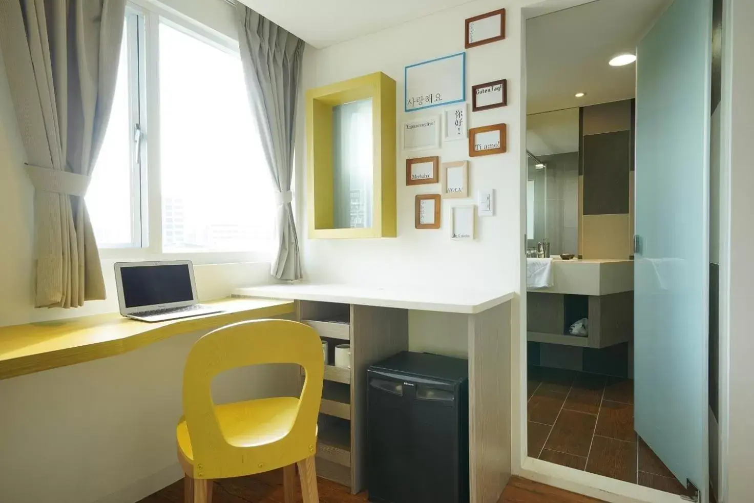 Bathroom, TV/Entertainment Center in Papersun Hotel