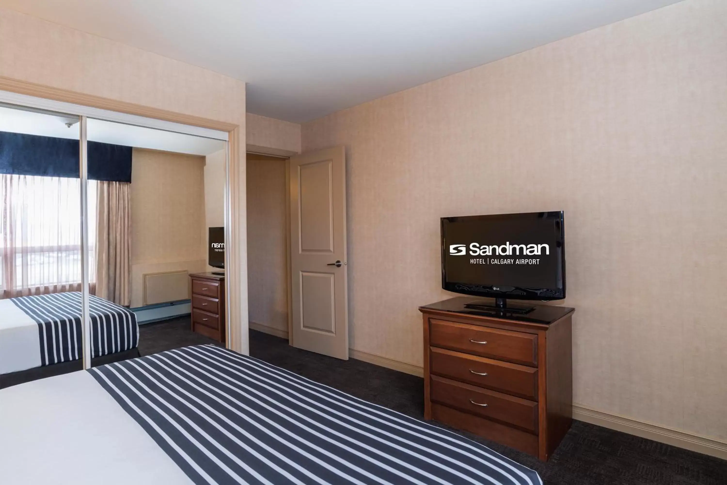 Bedroom in Sandman Hotel Calgary Airport