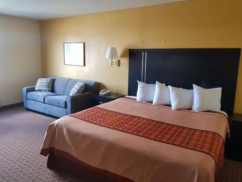 Bed in Rodeway Inn & Suites Bed in Rodeway Inn & Suites