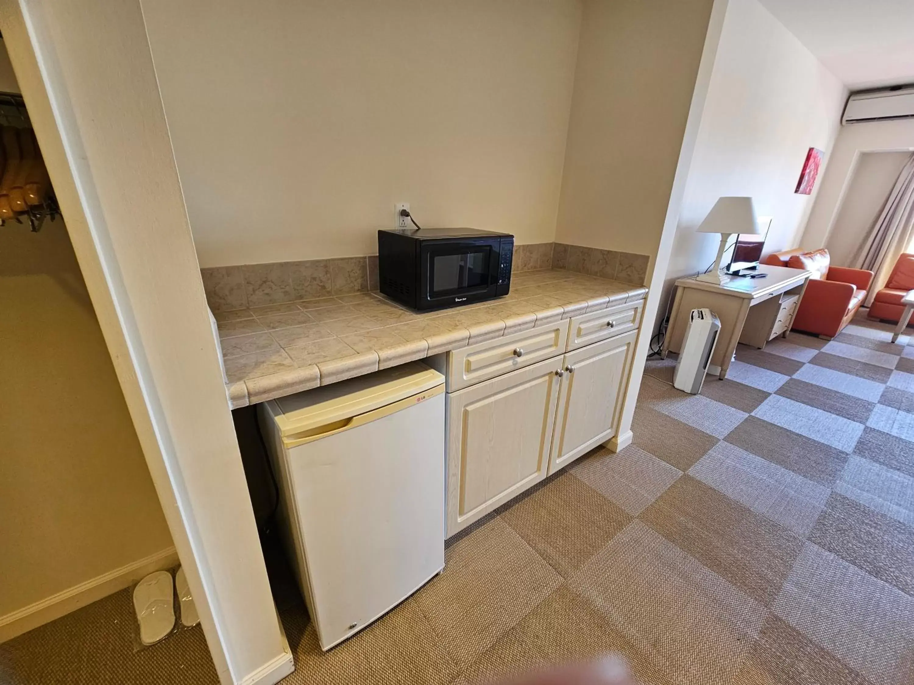 minibar, Kitchen/Kitchenette in LeoPalace Resort Guam