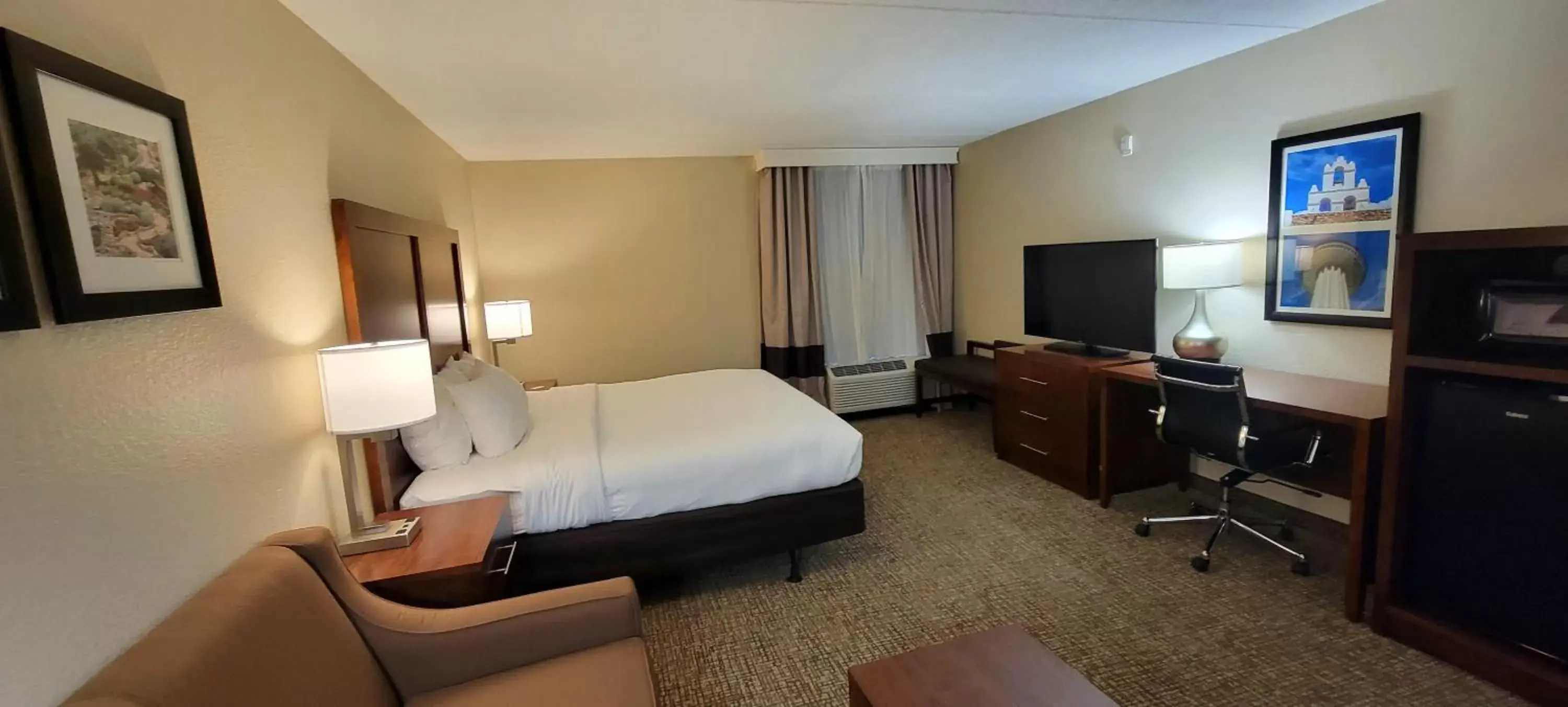 Photo of the whole room, TV/Entertainment Center in Comfort Inn & Suites San Antonio Airport