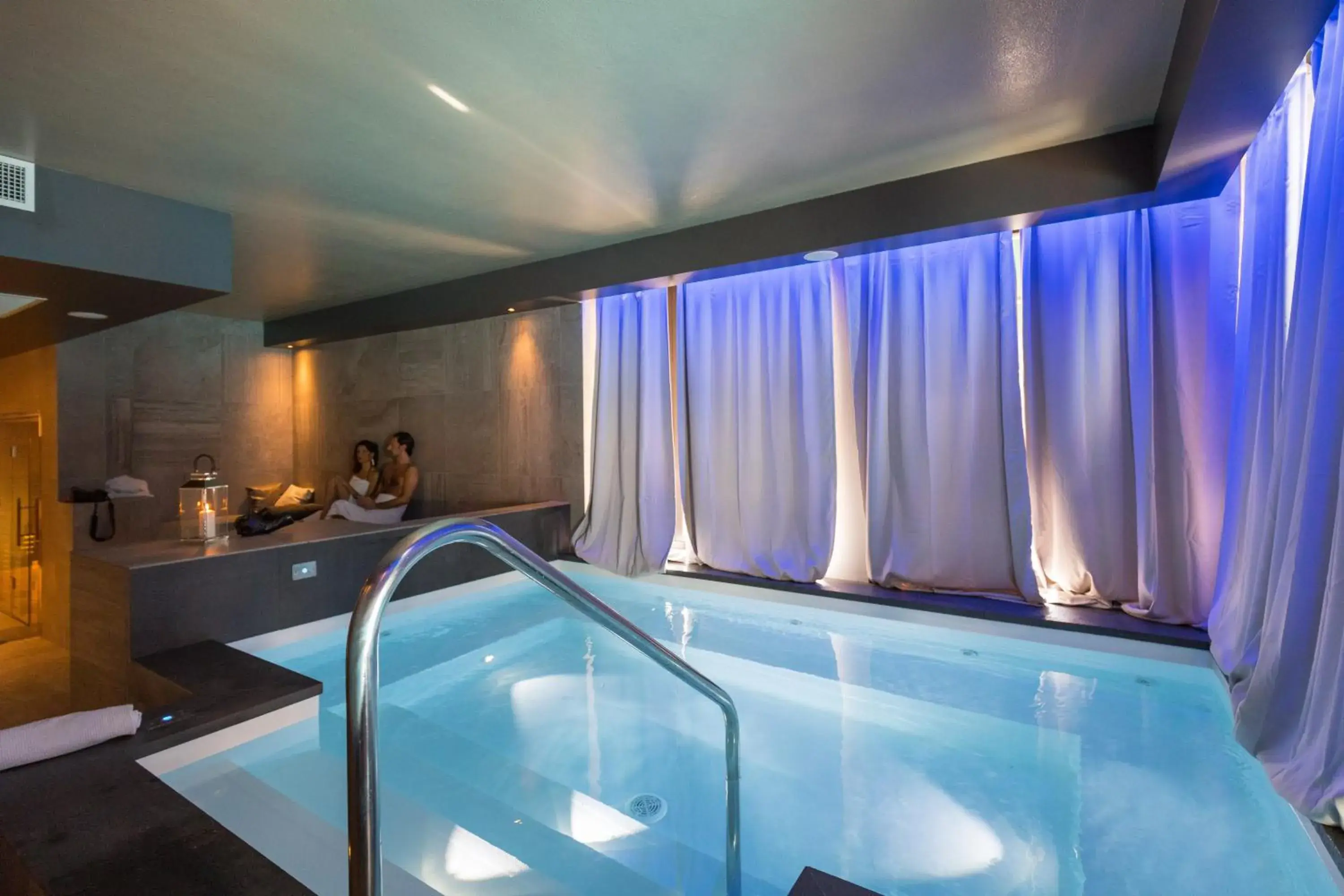 Hot Tub, Swimming Pool in Hotel Logonovo