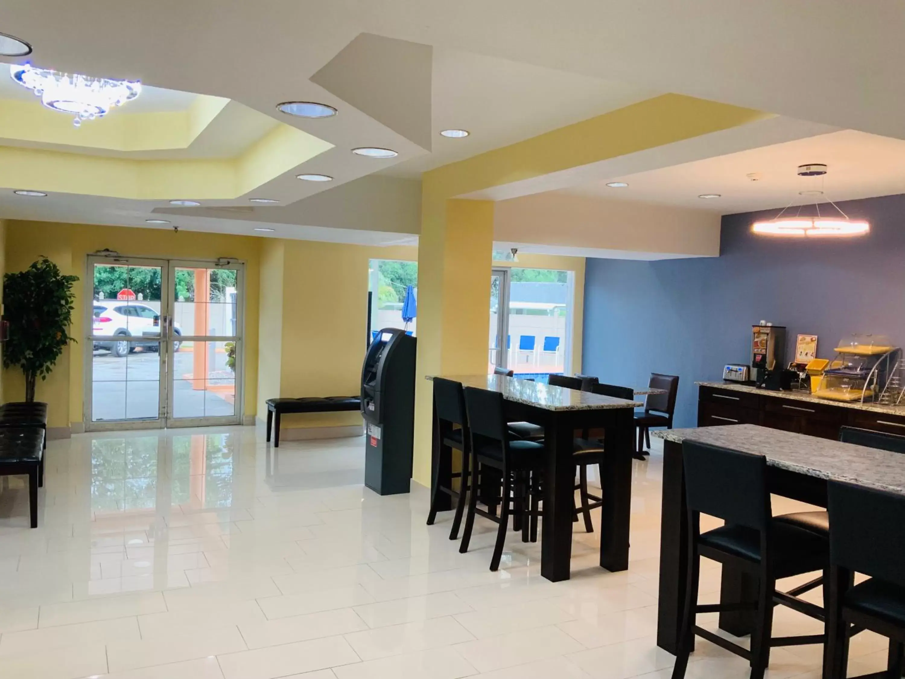 Lobby or reception in Days Inn & Suites by Wyndham Tampa/Raymond James Stadium